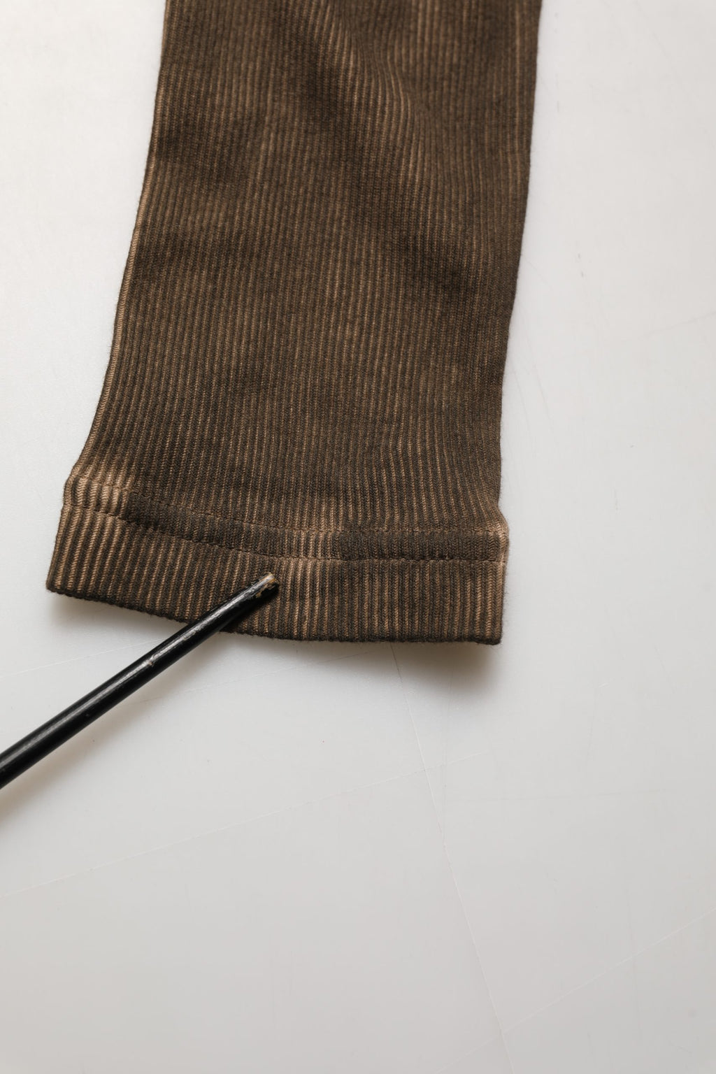 Pull à col boutonné en coton marron de Dolce & Gabbana, pull-over Henley avec détails élégants, porté décontracté.