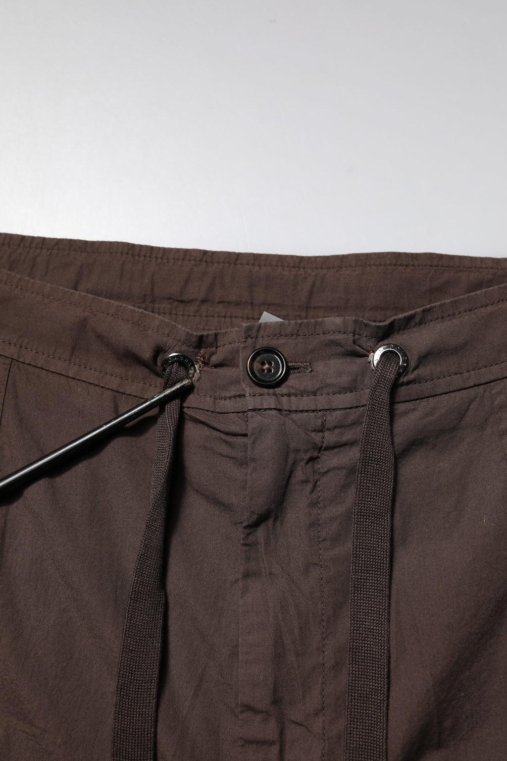 Pantalon cargo jogger en coton marron pour homme de la marque Dolce & Gabbana, visibles avec poches et taille élastique.