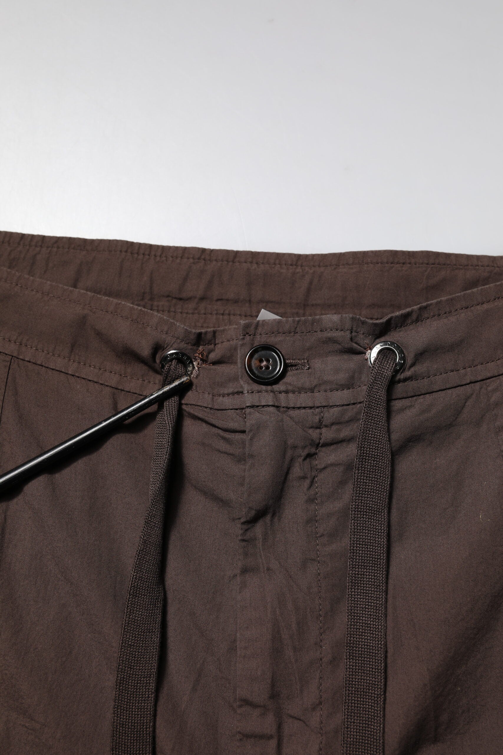 Pantalon cargo jogger en coton marron pour homme de la marque Dolce & Gabbana, visibles avec poches et taille élastique.