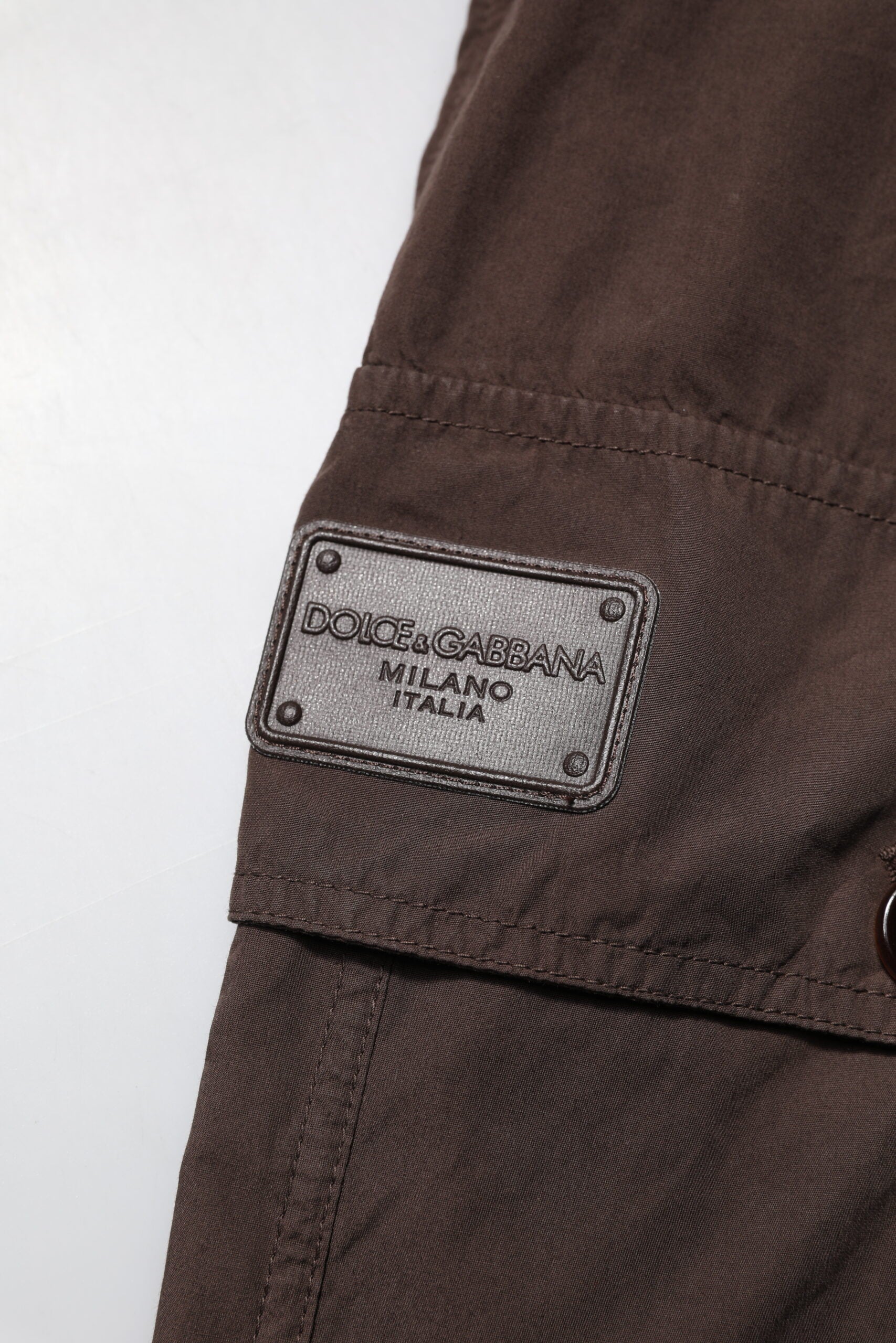 Pantalon cargo jogger pour homme en coton marron de Dolce & Gabbana, design décontracté et style moderne.