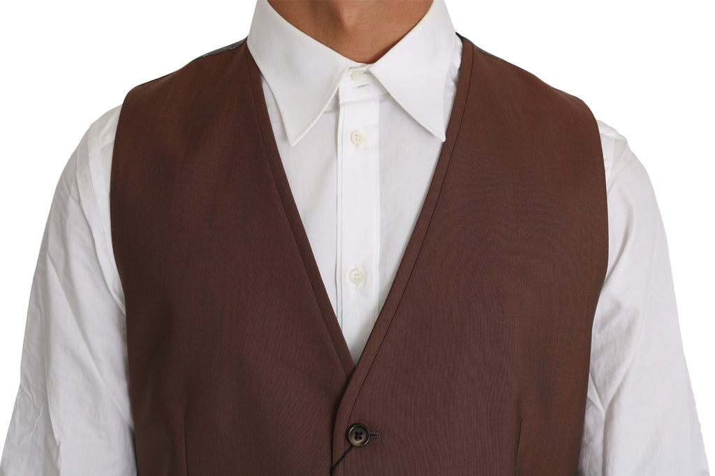 Gilet en laine et soie marron de Dolce & Gabbana porté sur un mannequin, détail du tissu et de la coupe élégante.
