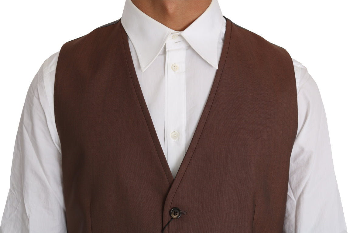 Gilet en laine et soie marron de Dolce & Gabbana porté sur un mannequin, détail du tissu et de la coupe élégante.