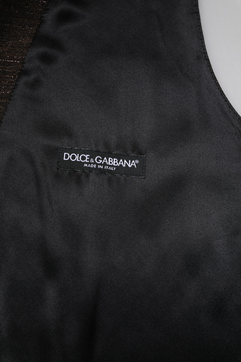 Gilet de costume homme Dolce & Gabbana marron foncé, élégant, en tissu formel avec boutons, porté sur un mannequin.