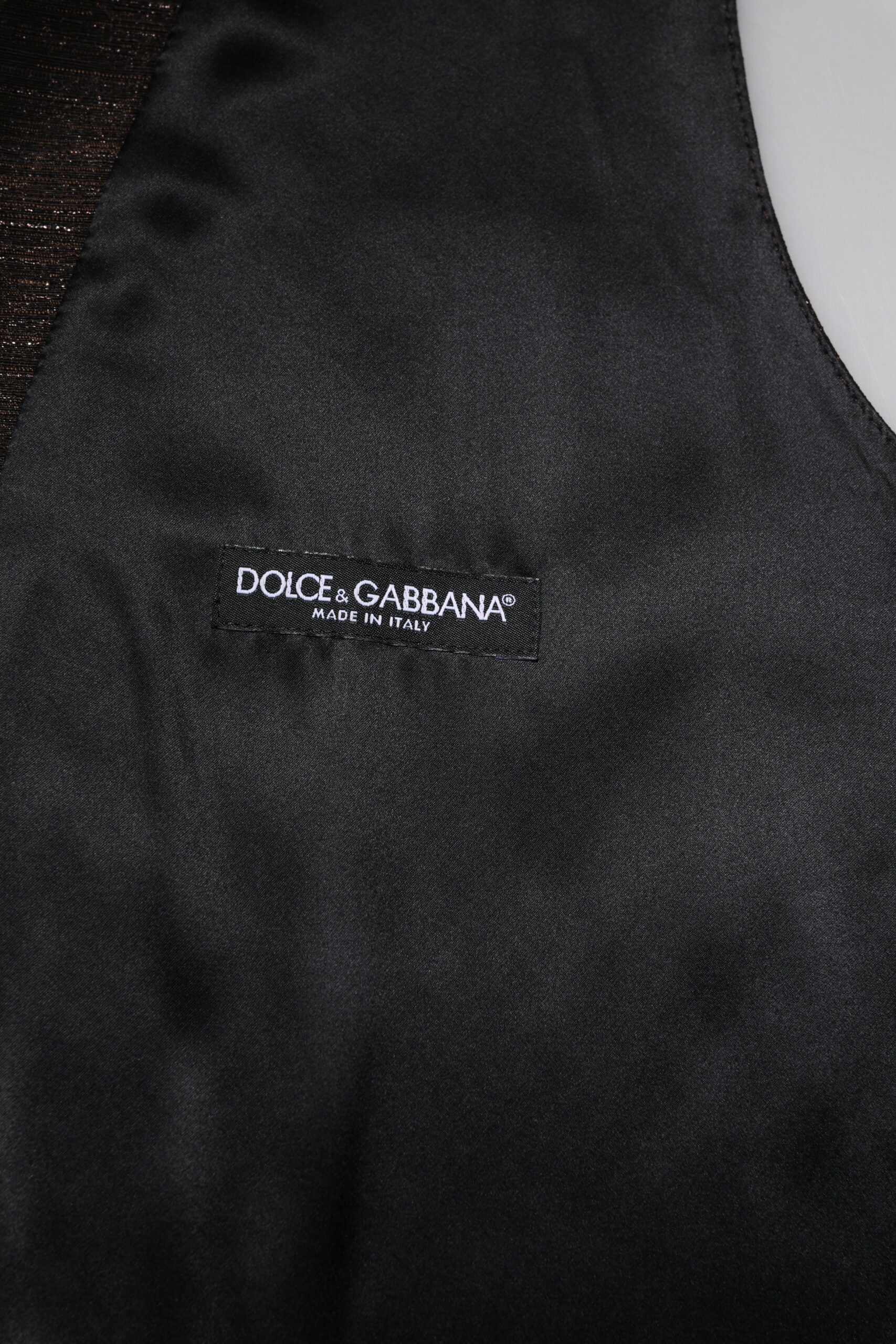 Gilet de costume homme Dolce & Gabbana marron foncé, élégant, en tissu formel avec boutons, porté sur un mannequin.