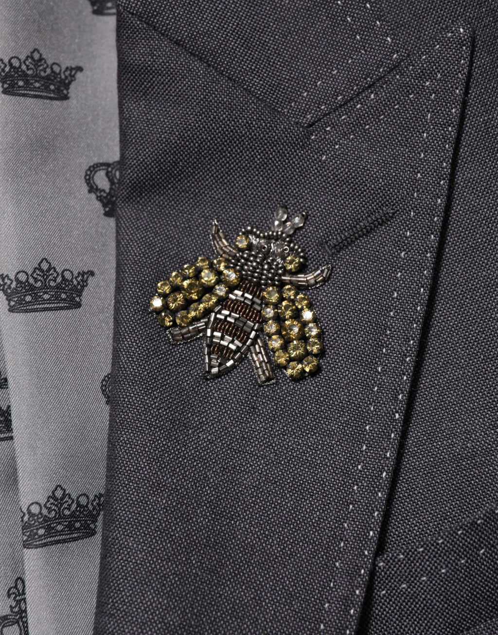 Manteau en laine gris foncé avec broderie d'abeille Dolce & Gabbana, style blazer élégant et chaud.