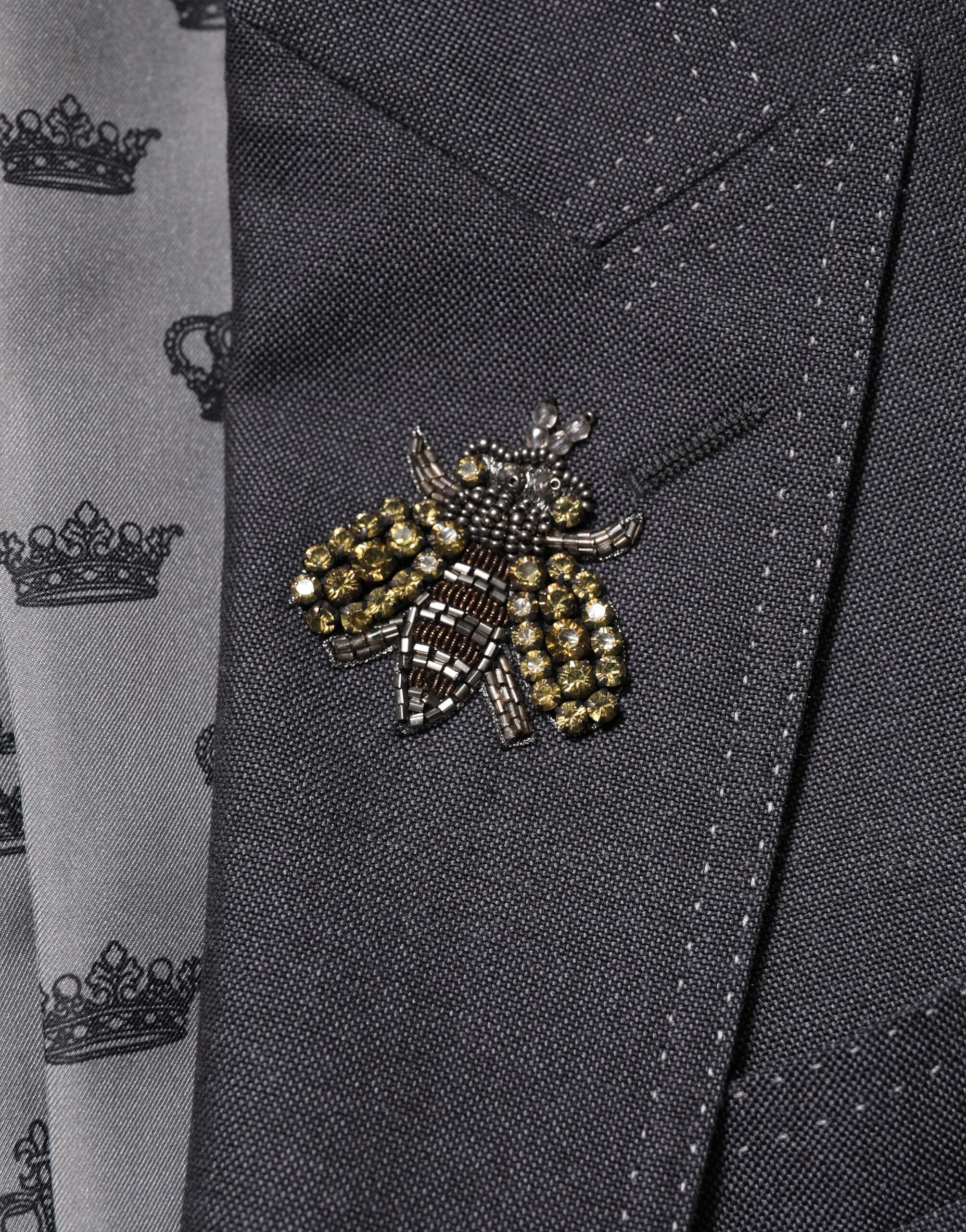 Manteau en laine gris foncé avec broderie d'abeille Dolce & Gabbana, style blazer élégant et chaud.