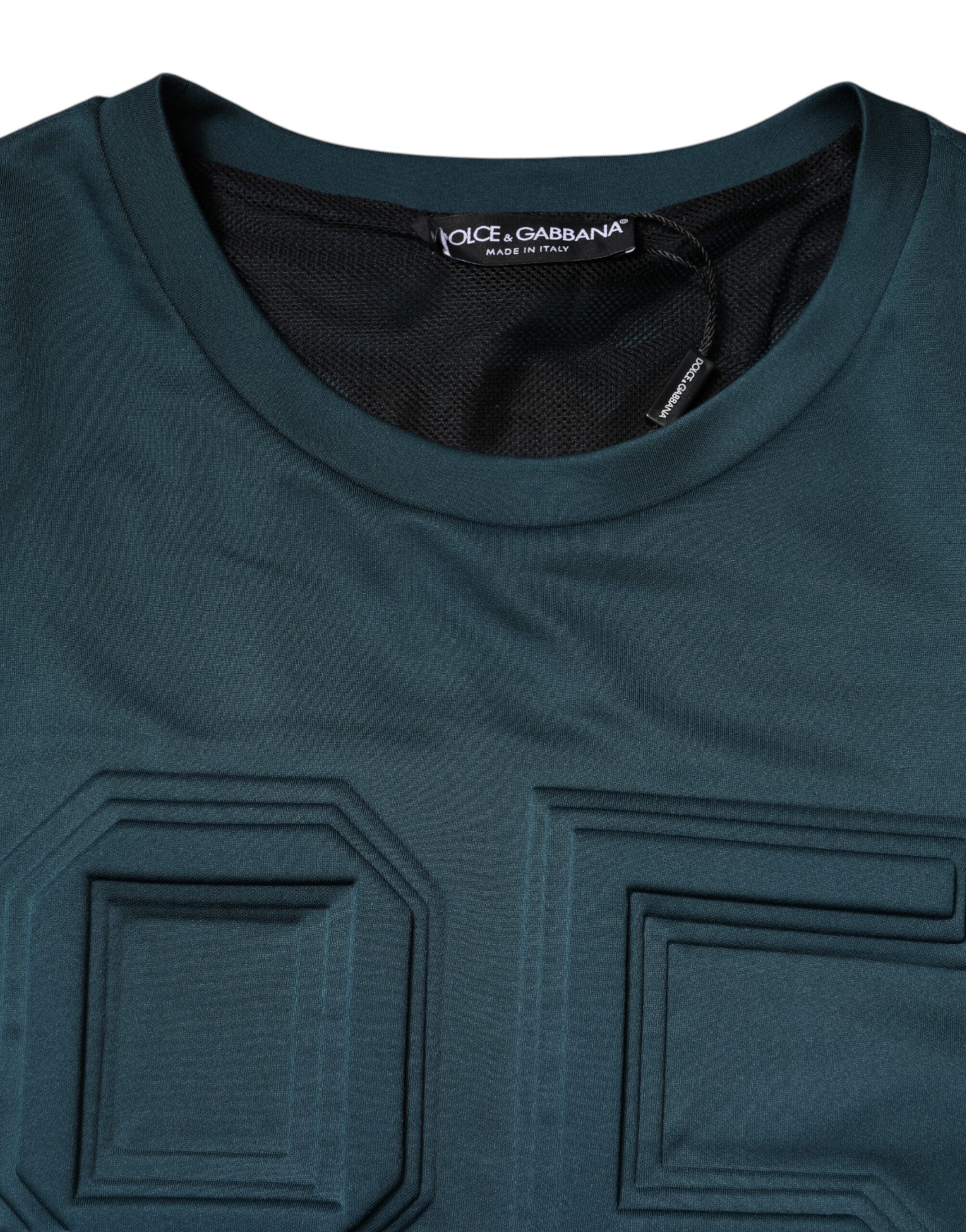 Pull à col rond Dolce & Gabbana vert foncé avec logo embossé, en cachemire doux, porté sur un mannequin.