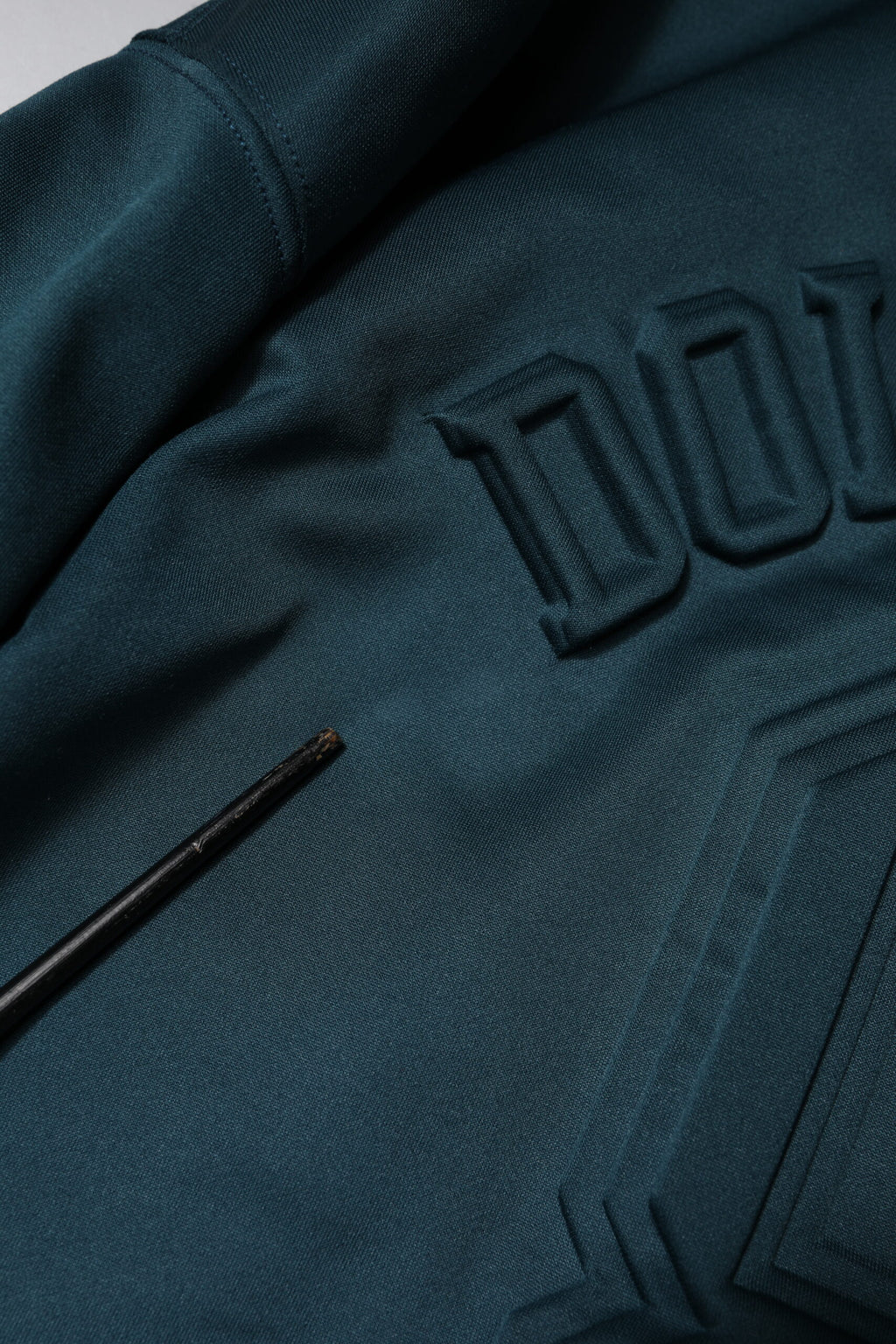 Pull en cachemire vert foncé Dolce & Gabbana avec logo embossé, coupe classique et détails élégants.
