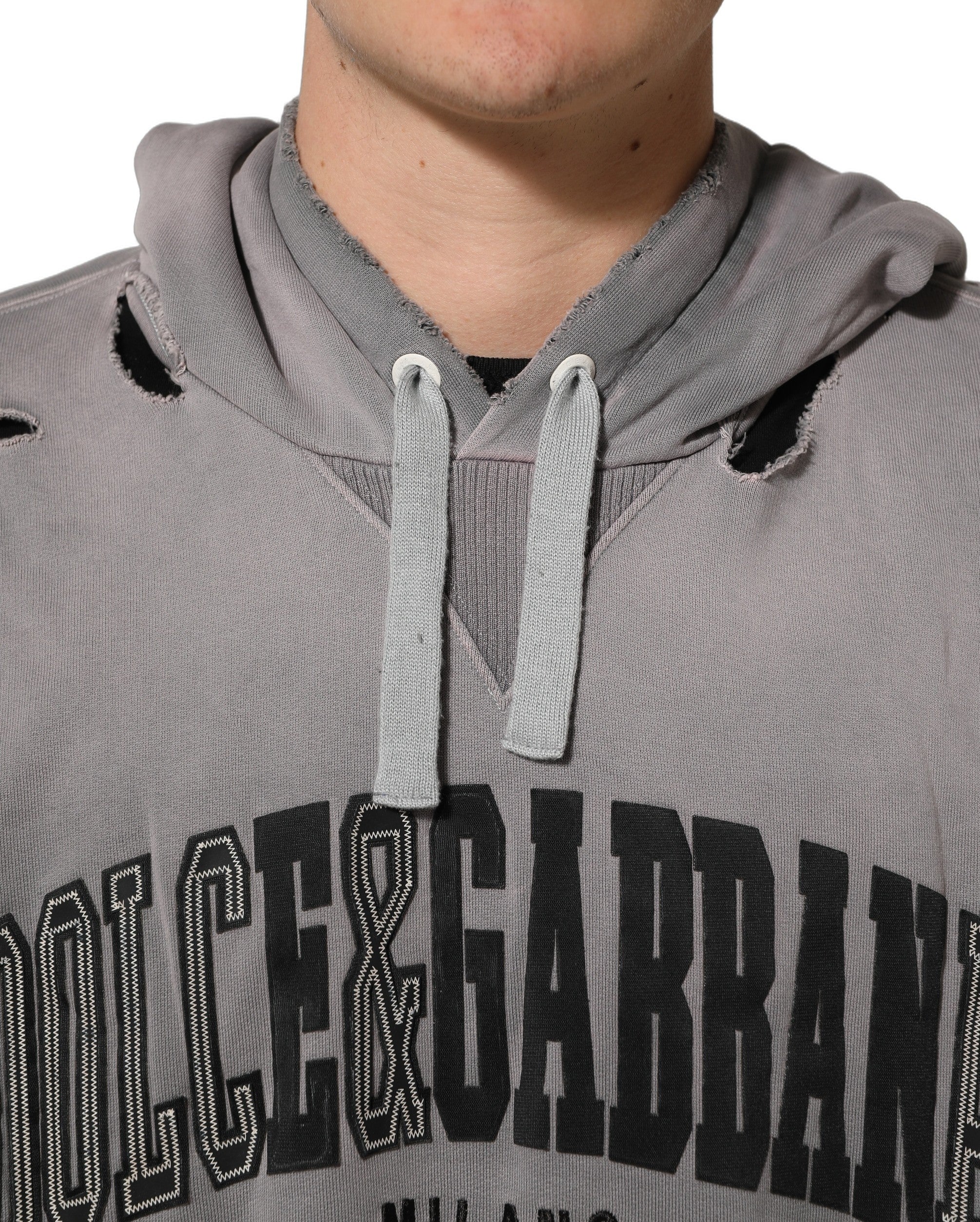 Sweat à capuche gris graphique pour homme de Dolce & Gabbana, pull décontracté avec logo et design moderne.