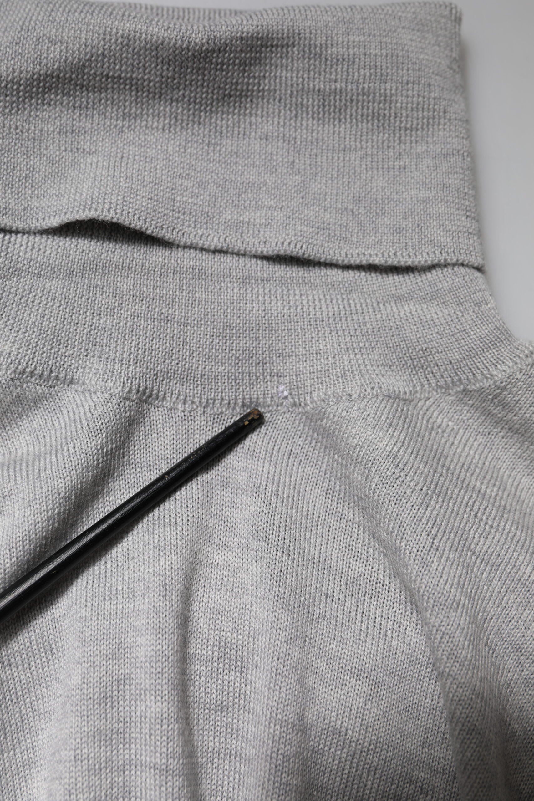 Pull en maille gris à col roulé Dolce & Gabbana, manches longues, texture douce et élégante.