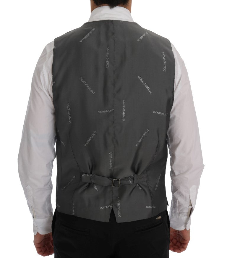 Gilet gris Dolce & Gabbana STAFF en coton et rayonne avec détails élégants, porté sur fond neutre.