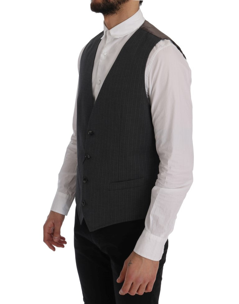 Gilet à rayures gris en coton Dolce & Gabbana STAFF, mode élégante avec détails tissés, porté sur un mannequin.