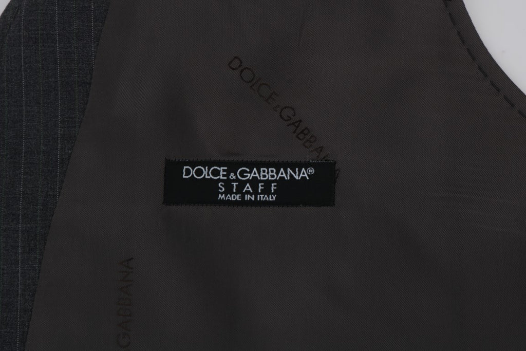 Gilet gris à rayures en coton Dolce & Gabbana STAFF, coupe élégante et détails modernes, porté sur un mannequin.