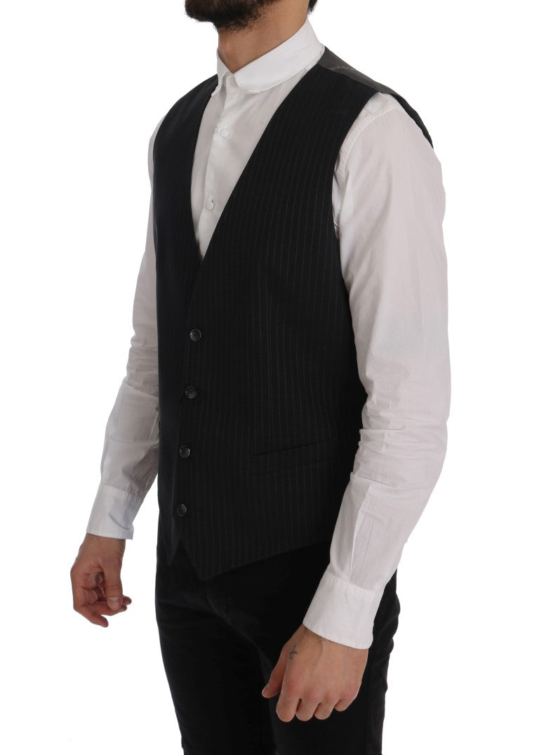 Gilet Dolce & Gabbana gris en coton à rayures, style élégant avec col en V et fermeture boutonnée, porté sur un mannequin.