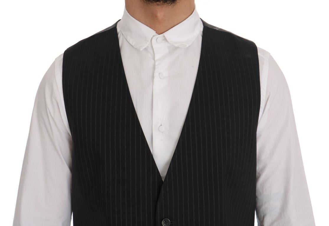 Gilet rayé gris Dolce & Gabbana STAFF en coton, détails élégants, porté sur un mannequin.