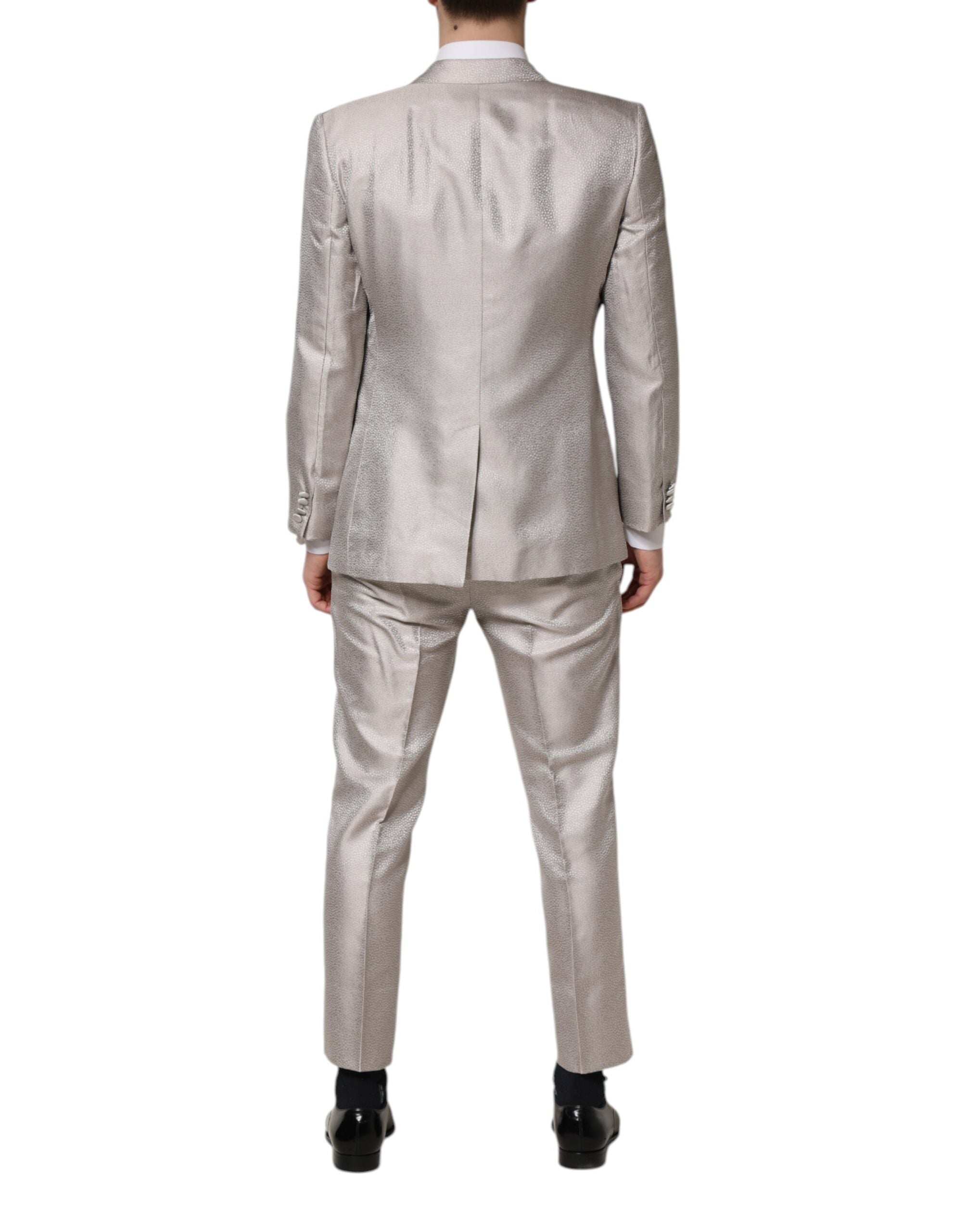 Costume deux pièces en jacquard de soie gris clair avec pois, signé Dolce & Gabbana, visible en détail.