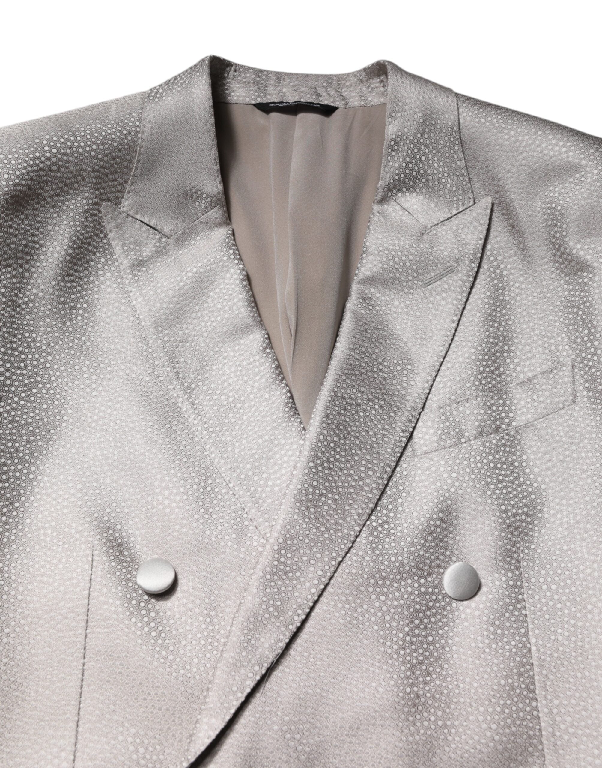 Costume deux pièces en jacquard de soie gris clair à pois de Dolce & Gabbana, élégant et sophistiqué.