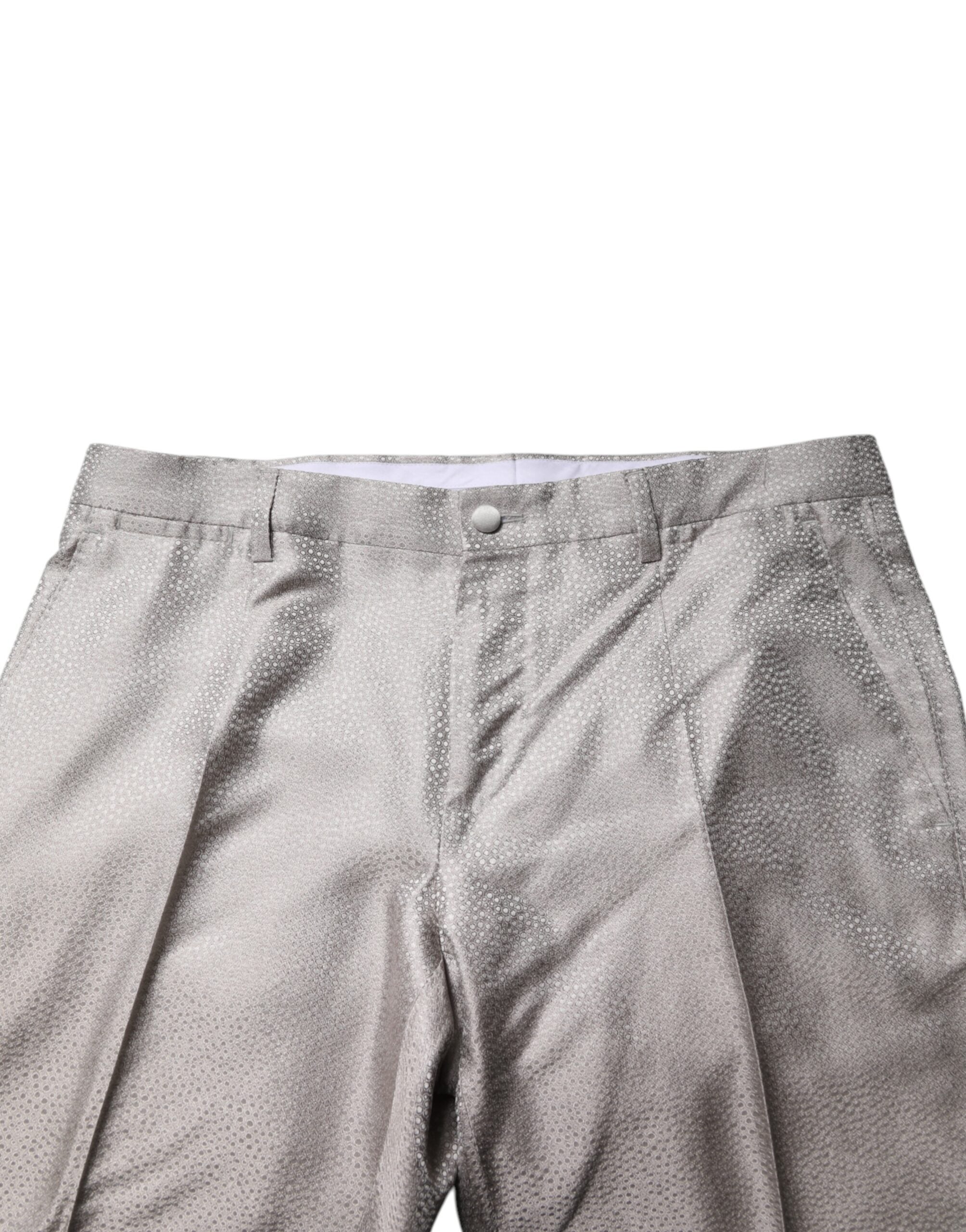 Costume deux pièces en soie jacquard gris clair à pois de Dolce & Gabbana, veste et pantalon élégants.