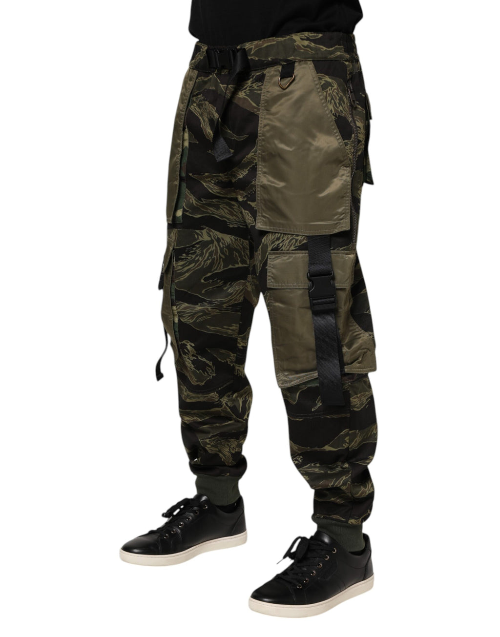 Pantalons cargo camouflage multicolores Dolce & Gabbana, style décontracté avec poches, tissu léger et design tendance.