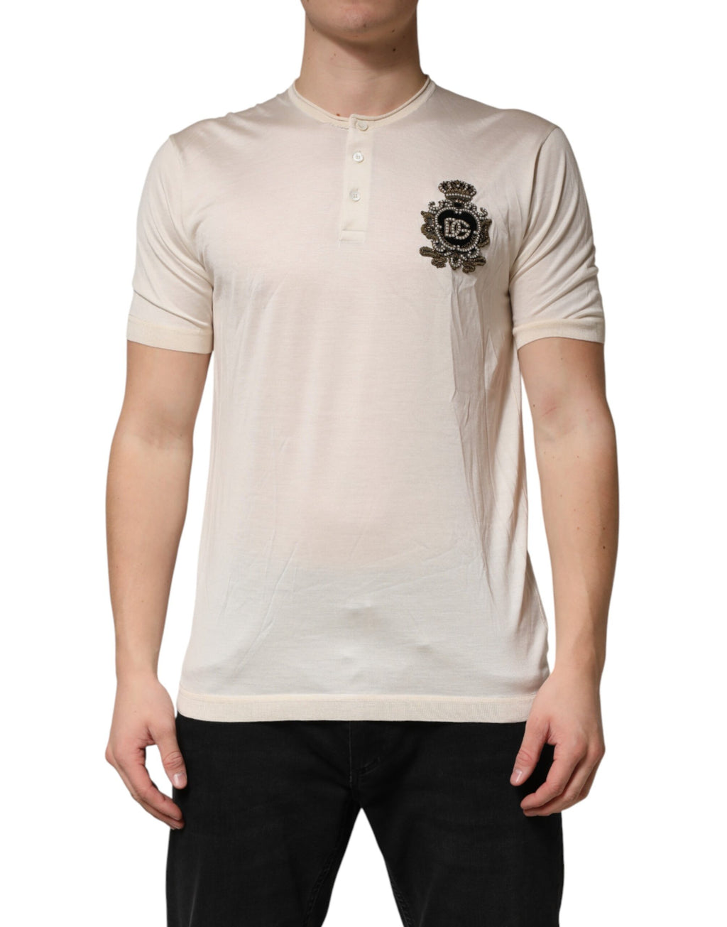 T-shirt homme Dolce & Gabbana en soie blanche avec logo patch, col henley et design élégant.