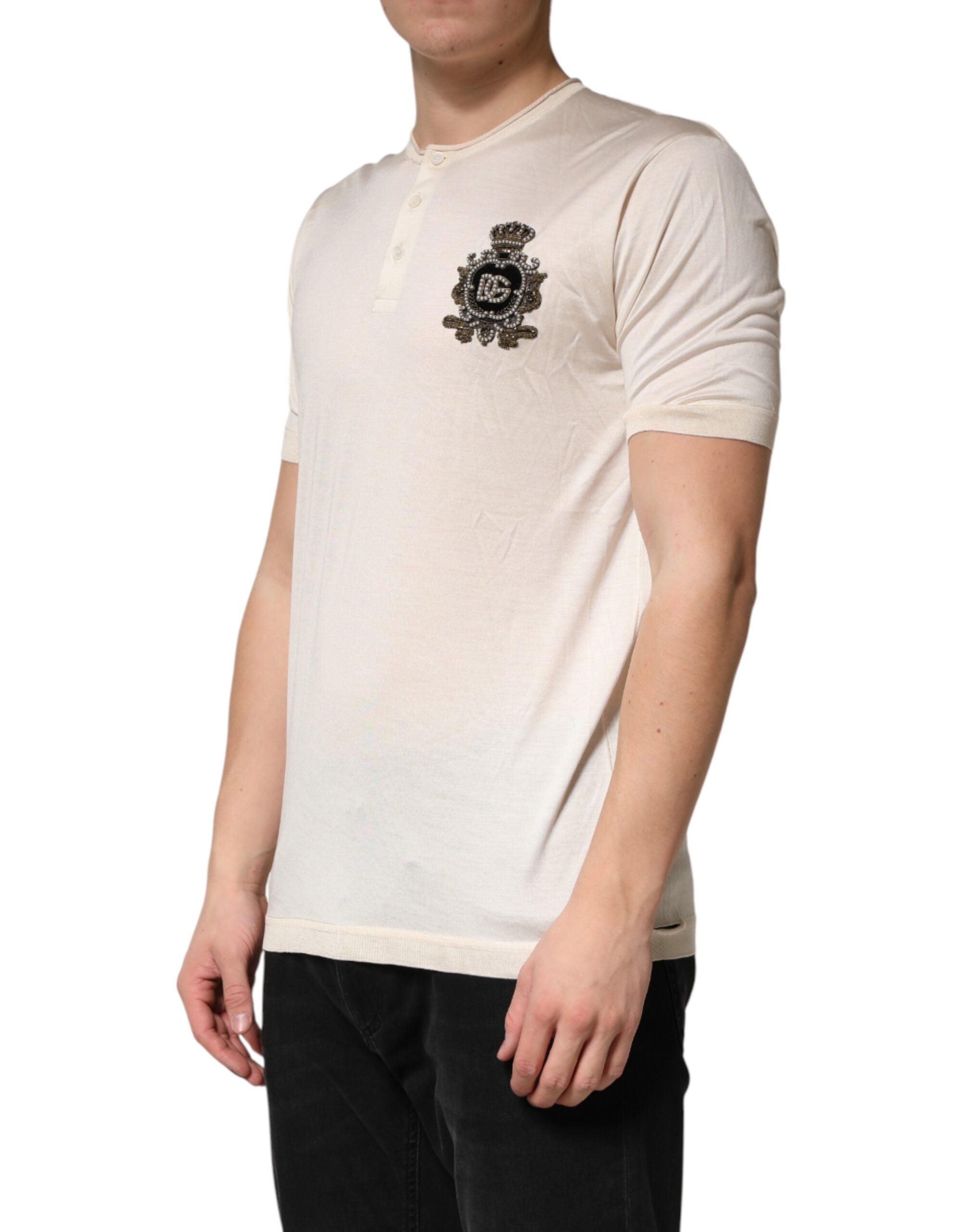 T-shirt homme Dolce & Gabbana en soie blanche avec logo et patch, style henley, vue de face.