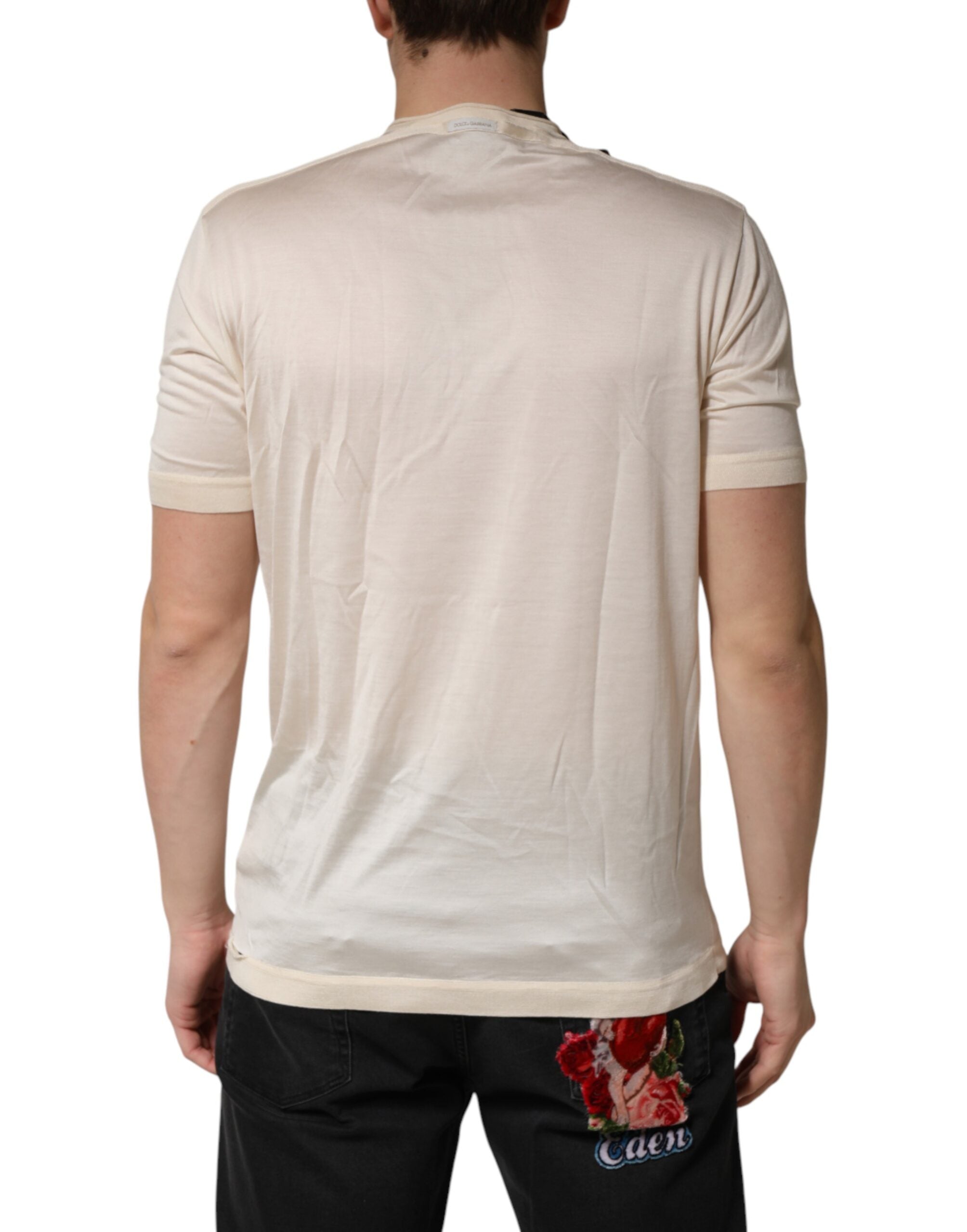 T-shirt homme Dolce & Gabbana en soie blanche avec patch logo et col henley, style élégant et décontracté.