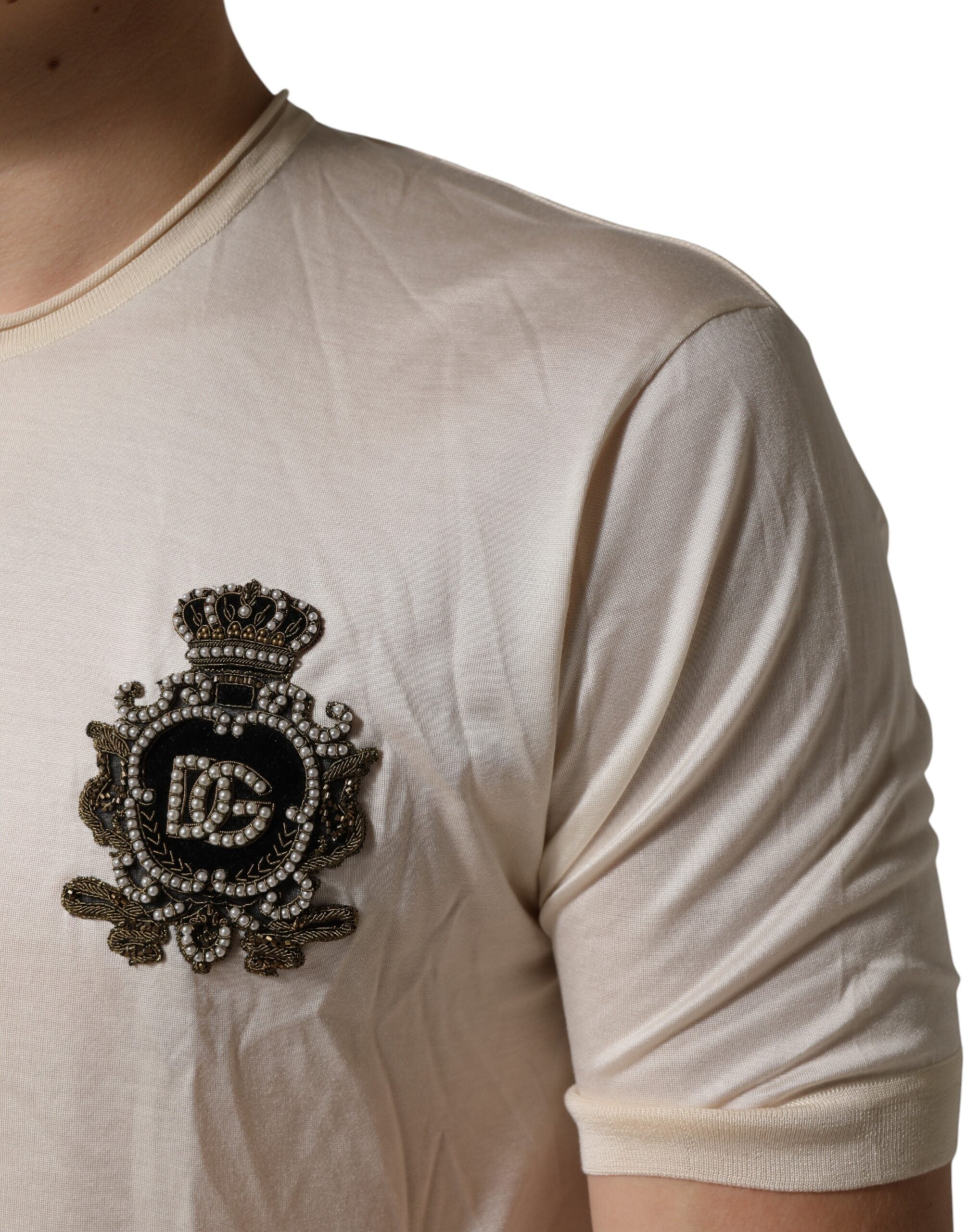 T-shirt homme Dolce & Gabbana en soie blanche avec logo patch et col henley, style élégant et décontracté.