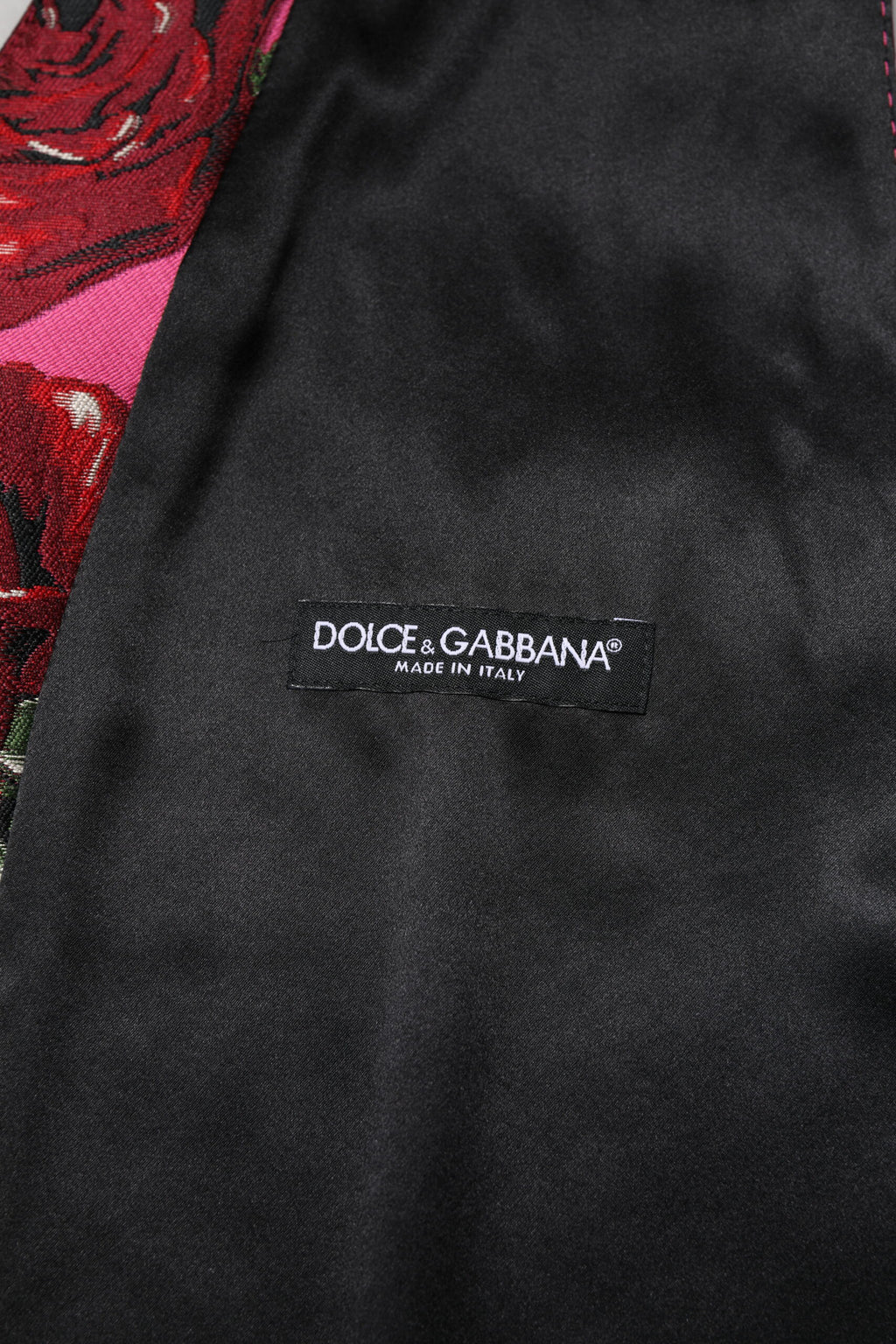 Gilet formel homme en satin rose à fleurs Dolce & Gabbana, détail élégant et robe sophistiquée.