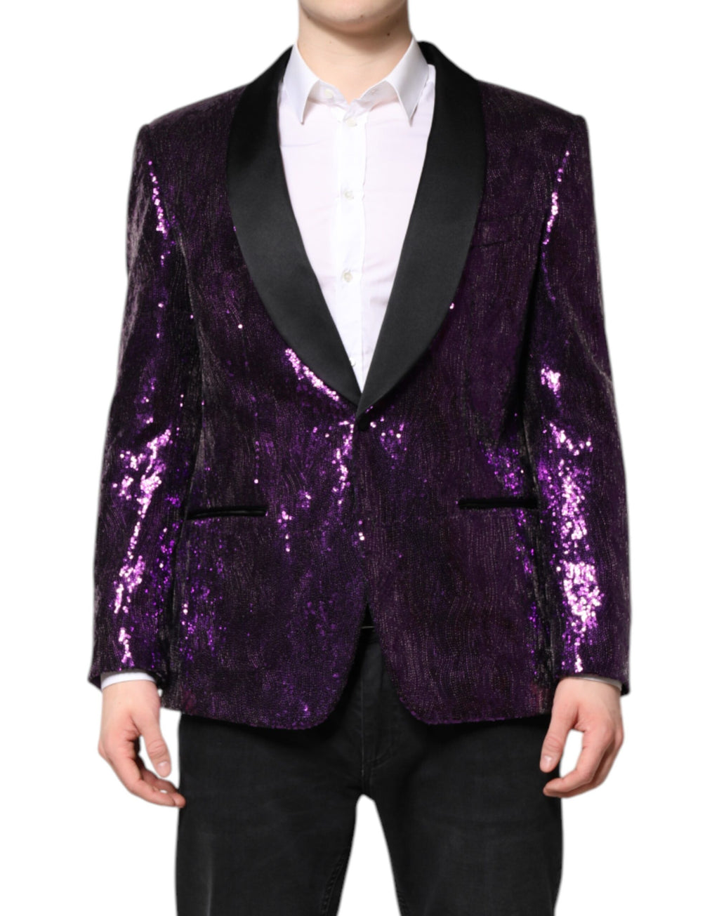 Manteau Dolce & Gabbana Sicilia violet avec sequins et embellissements, vue de face sur une modèle.
