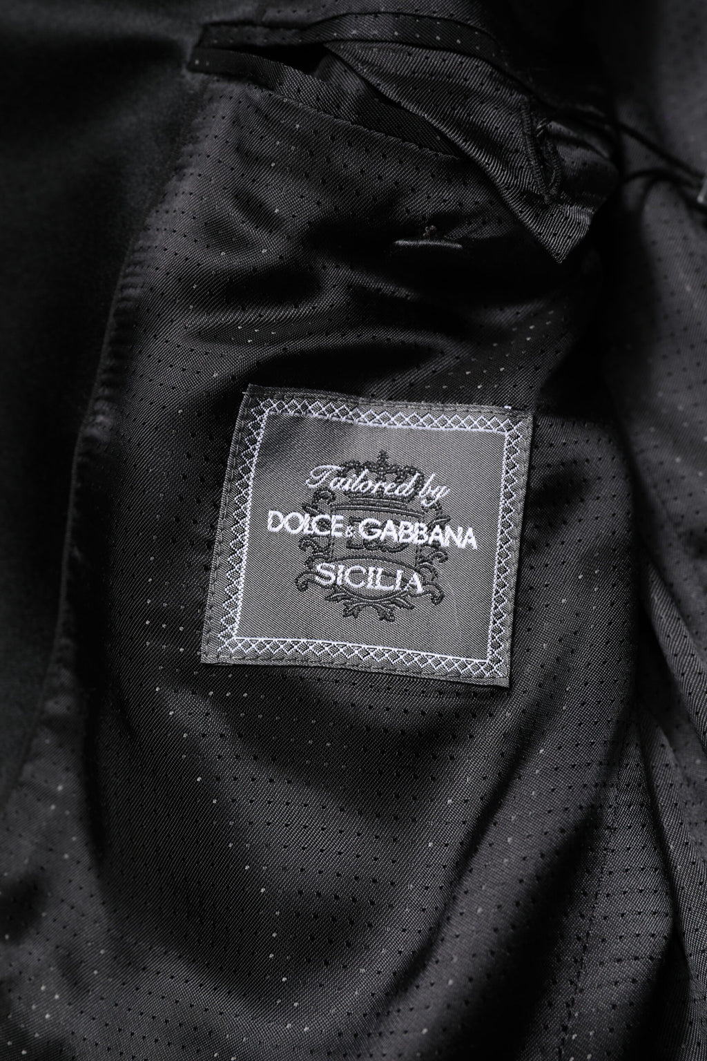 Manteau Dolce & Gabbana Sicilia violet avec sequins brillants et détails élégants, porté en mode chic et sophistiqué.