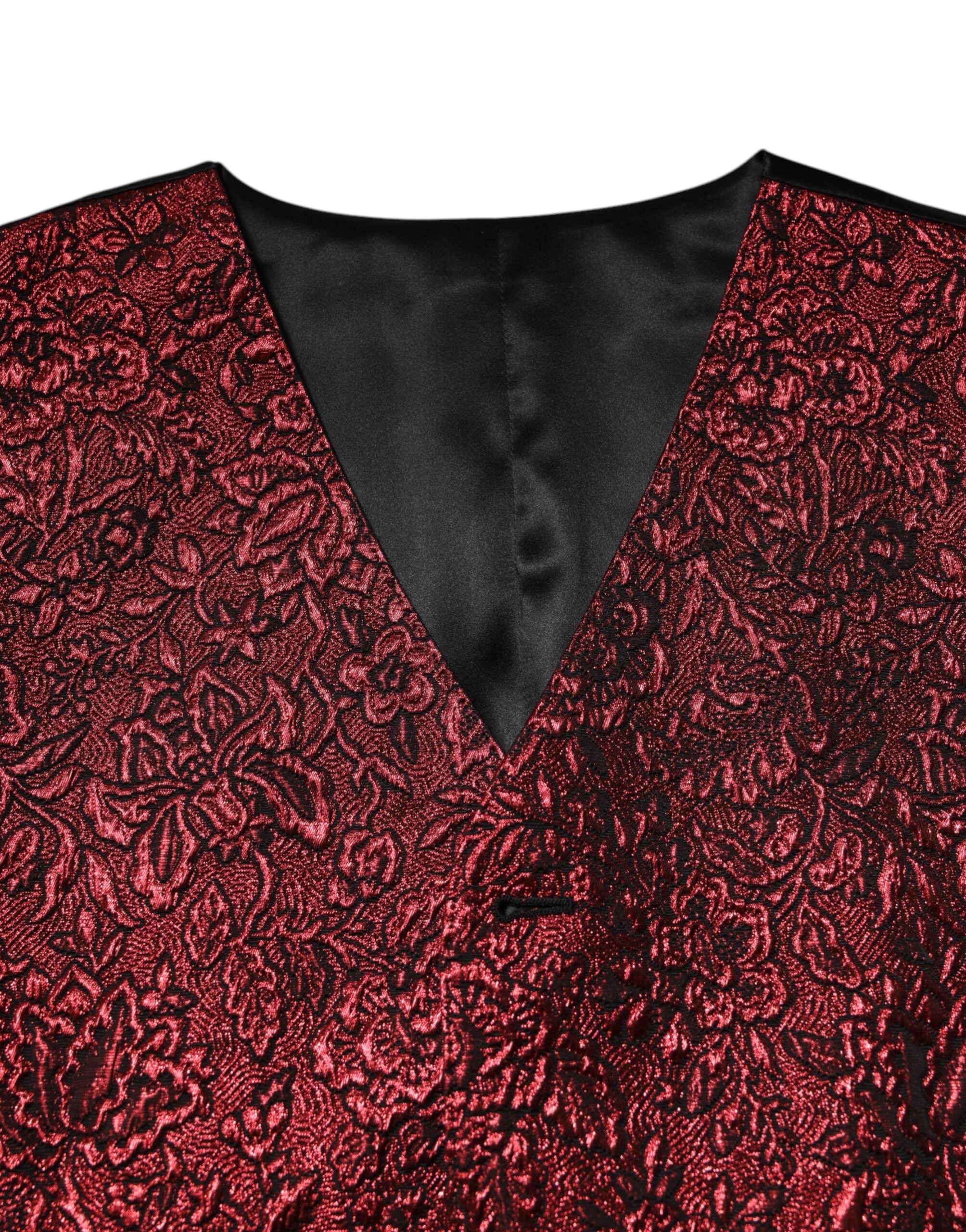 Gilet homme de cérémonie Dolce & Gabbana en brocart floral rouge, élégant et formel, porté sur un costume.