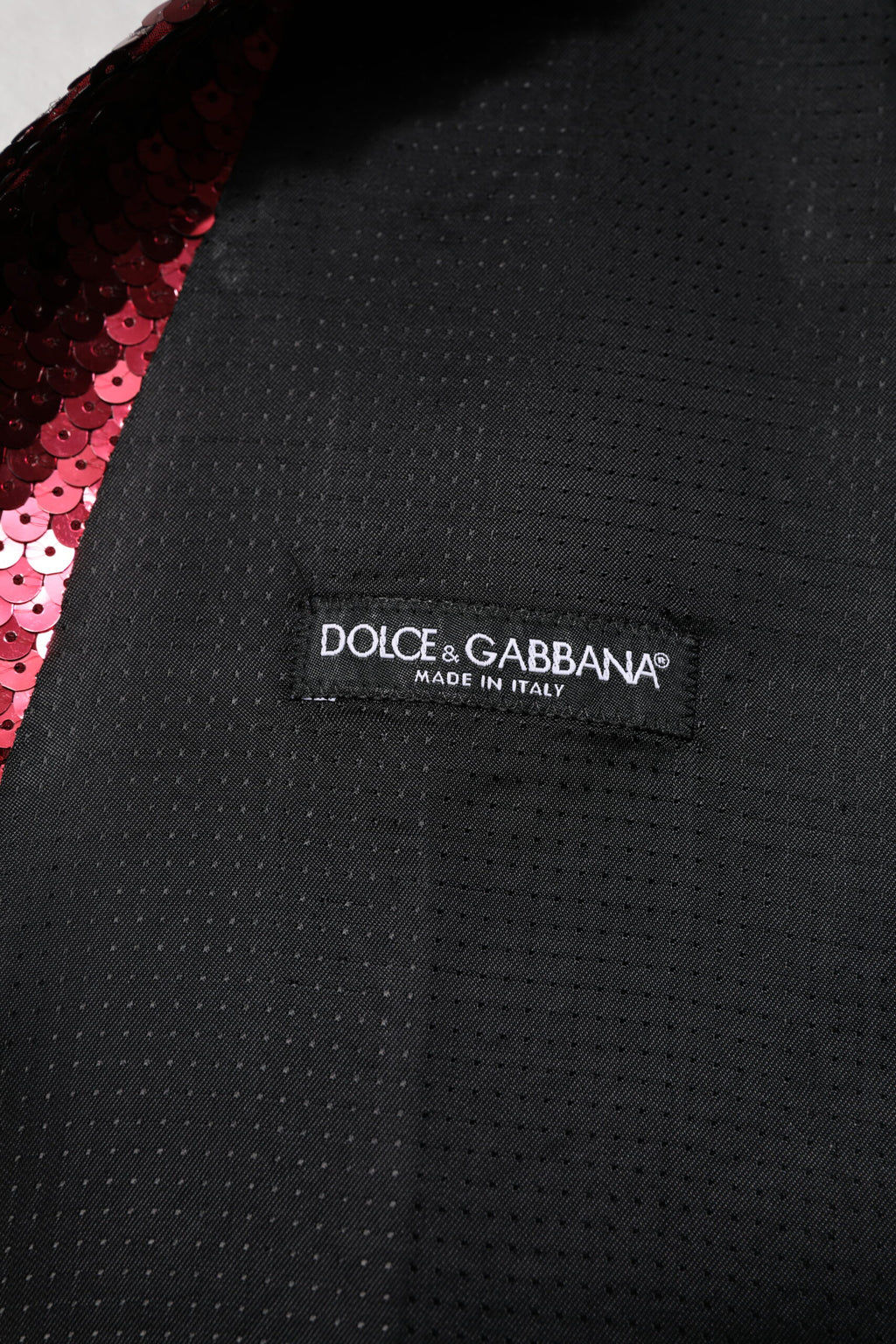 Gilet homme Dolce & Gabbana rouge à sequins pour occasion formelle, détail élégant et brillant.