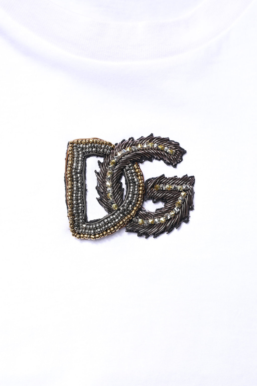 T-shirt blanc en coton Dolce & Gabbana avec broderie DG, col rond, style décontracté et élégant.
