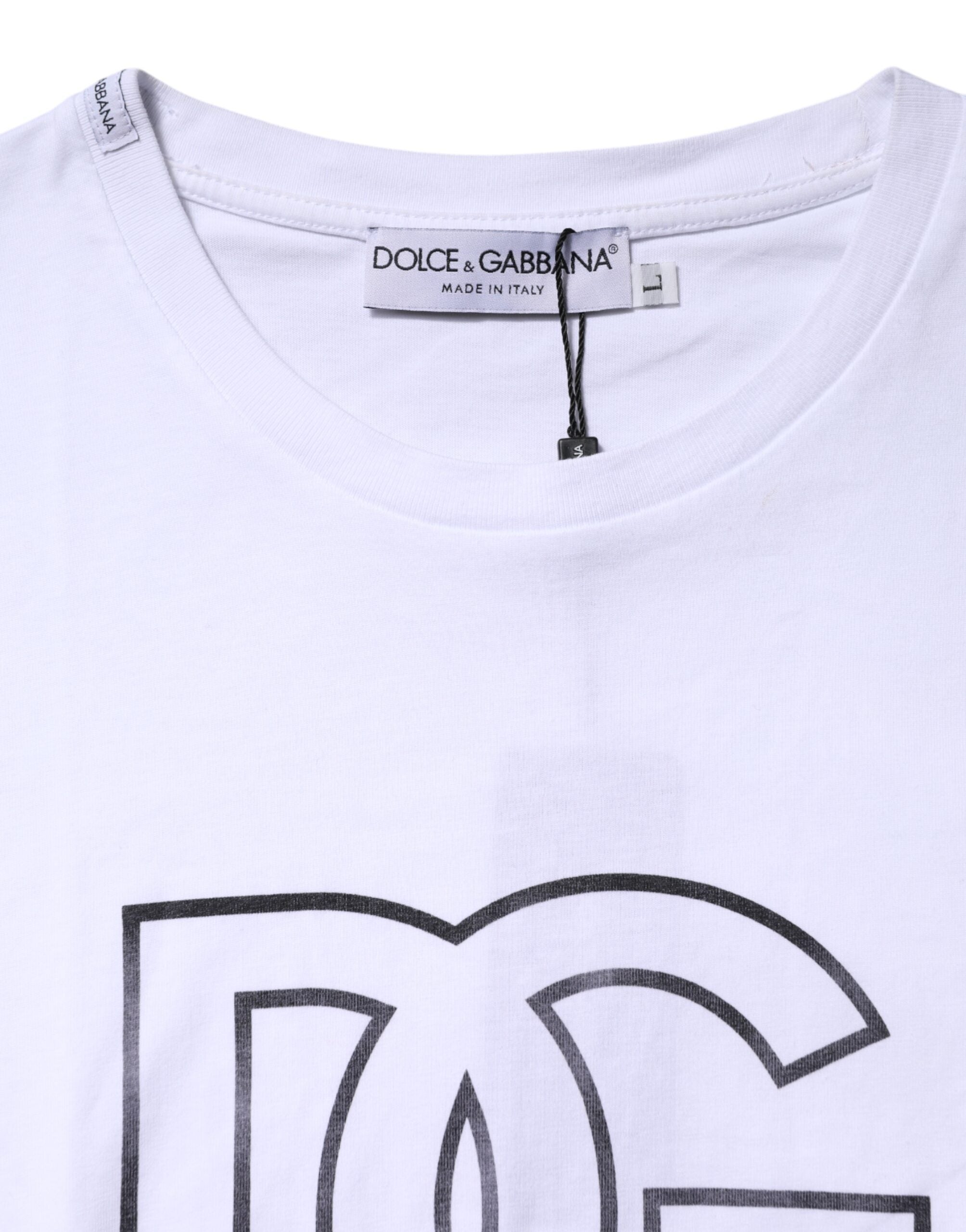 T-shirt blanc Dolce & Gabbana avec logo DG imprimé, manches courtes et style décontracté visible sur l’image.