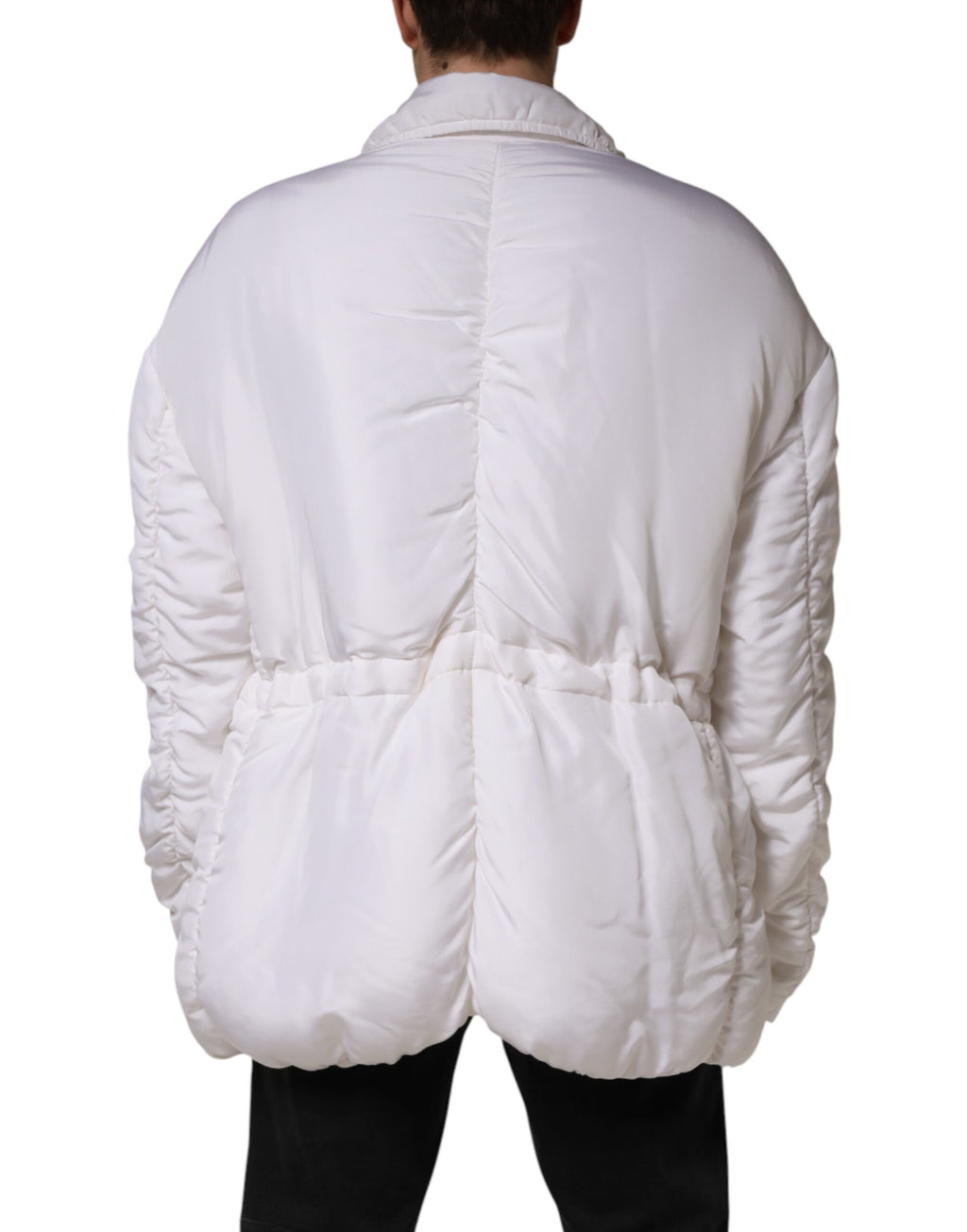 Veste homme Dolce & Gabbana en soie blanche, parka rembourrée, manteau élégant avec capuche et fermeture zippée.