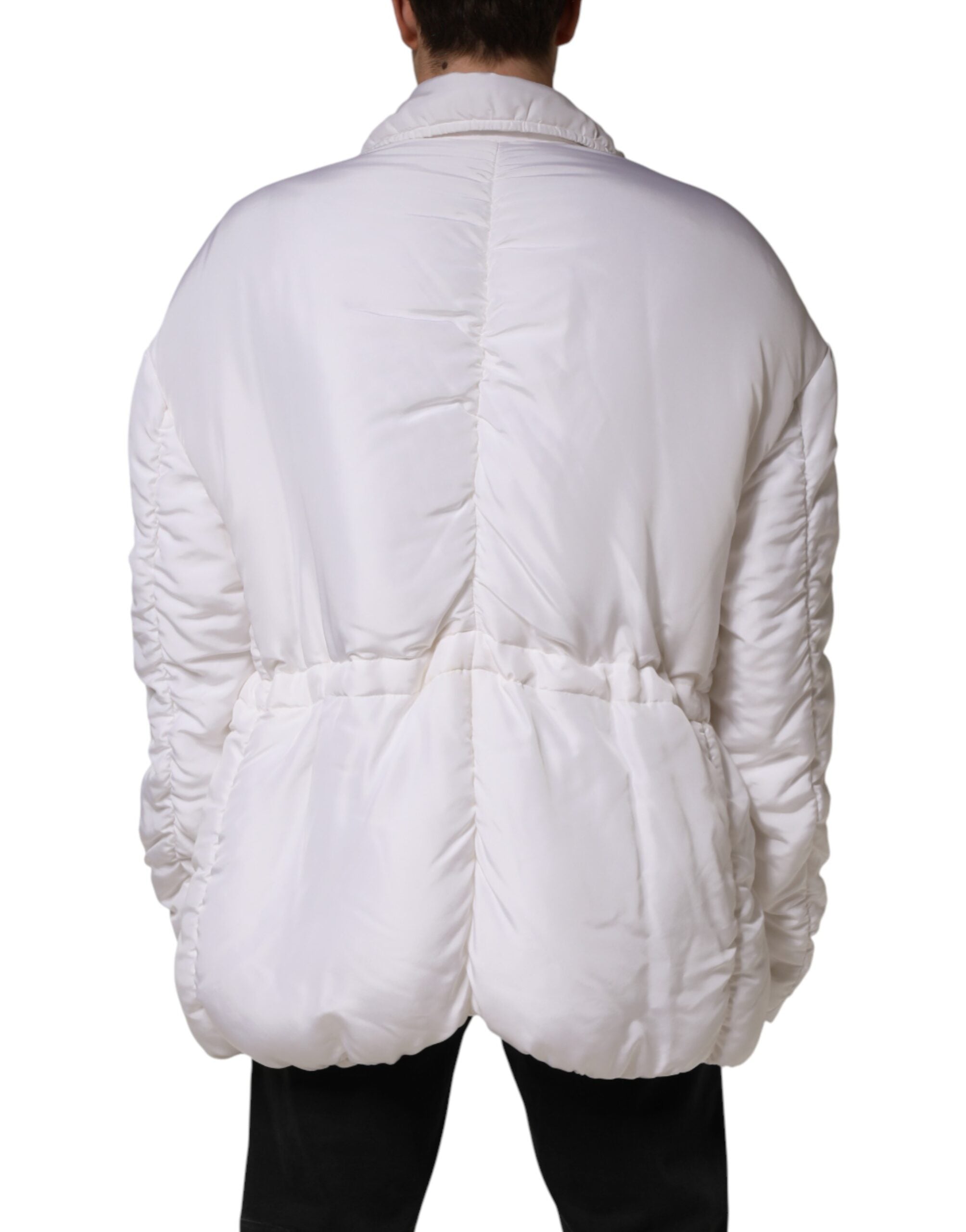 Veste homme Dolce & Gabbana en soie blanche, parka rembourrée, manteau élégant avec capuche et fermeture zippée.