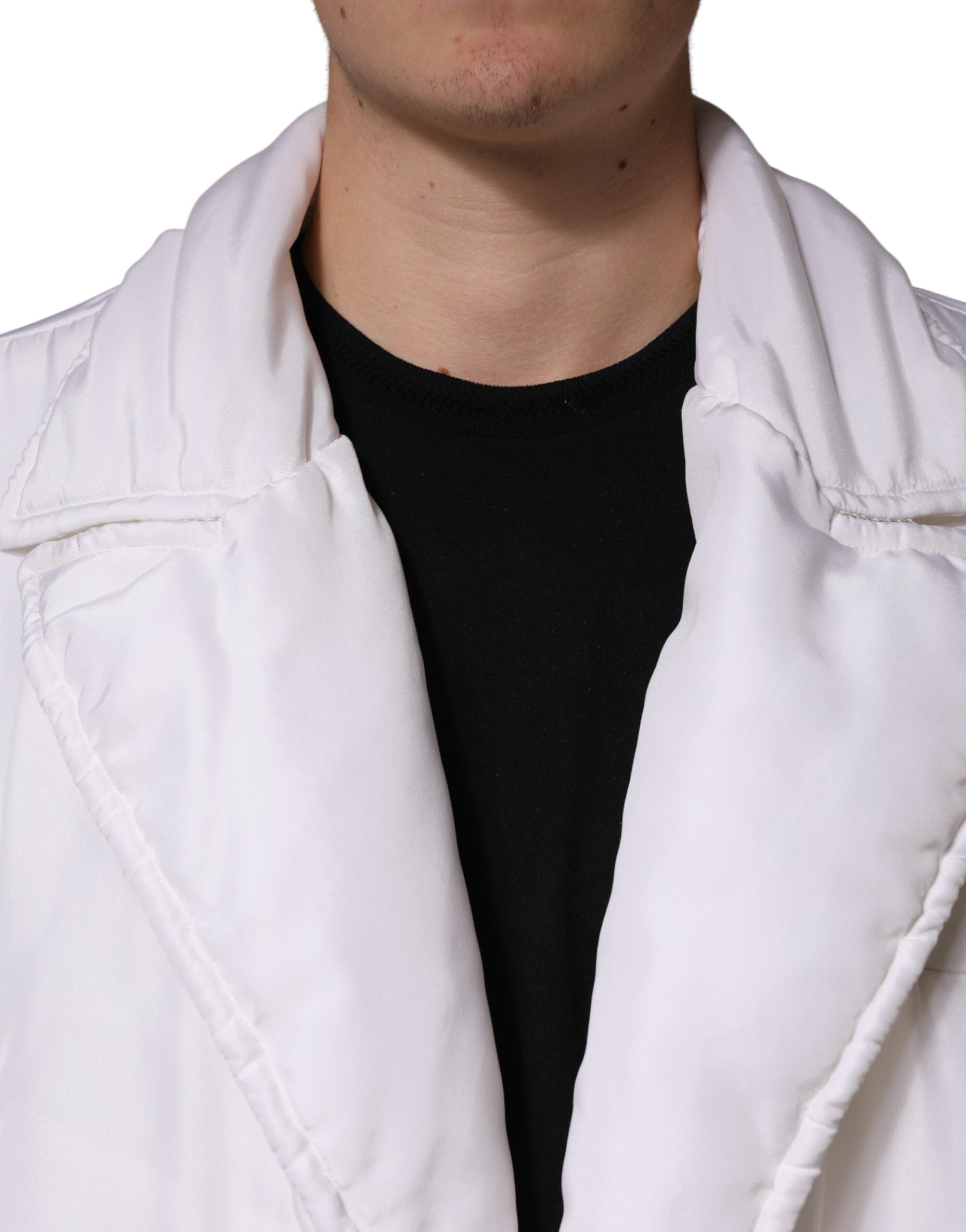 Veste homme Dolce & Gabbana en soie blanche, parka rembourrée, manteau élégant avec capuche et fermeture éclair.