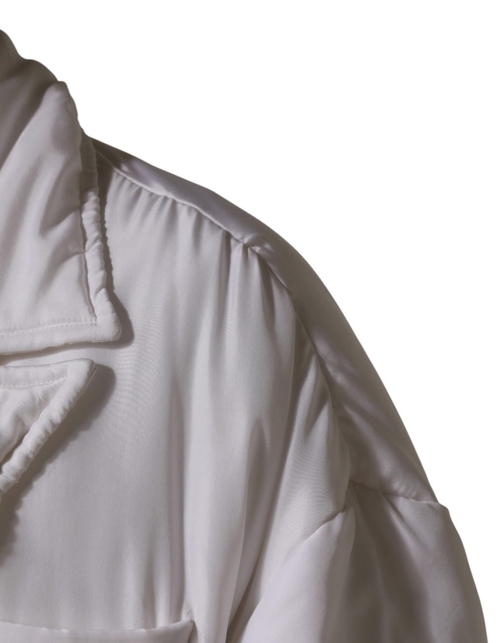 Manteau homme Dolce & Gabbana blanc en soie rembourrée, parka élégante avec capuche et fermeture éclair.