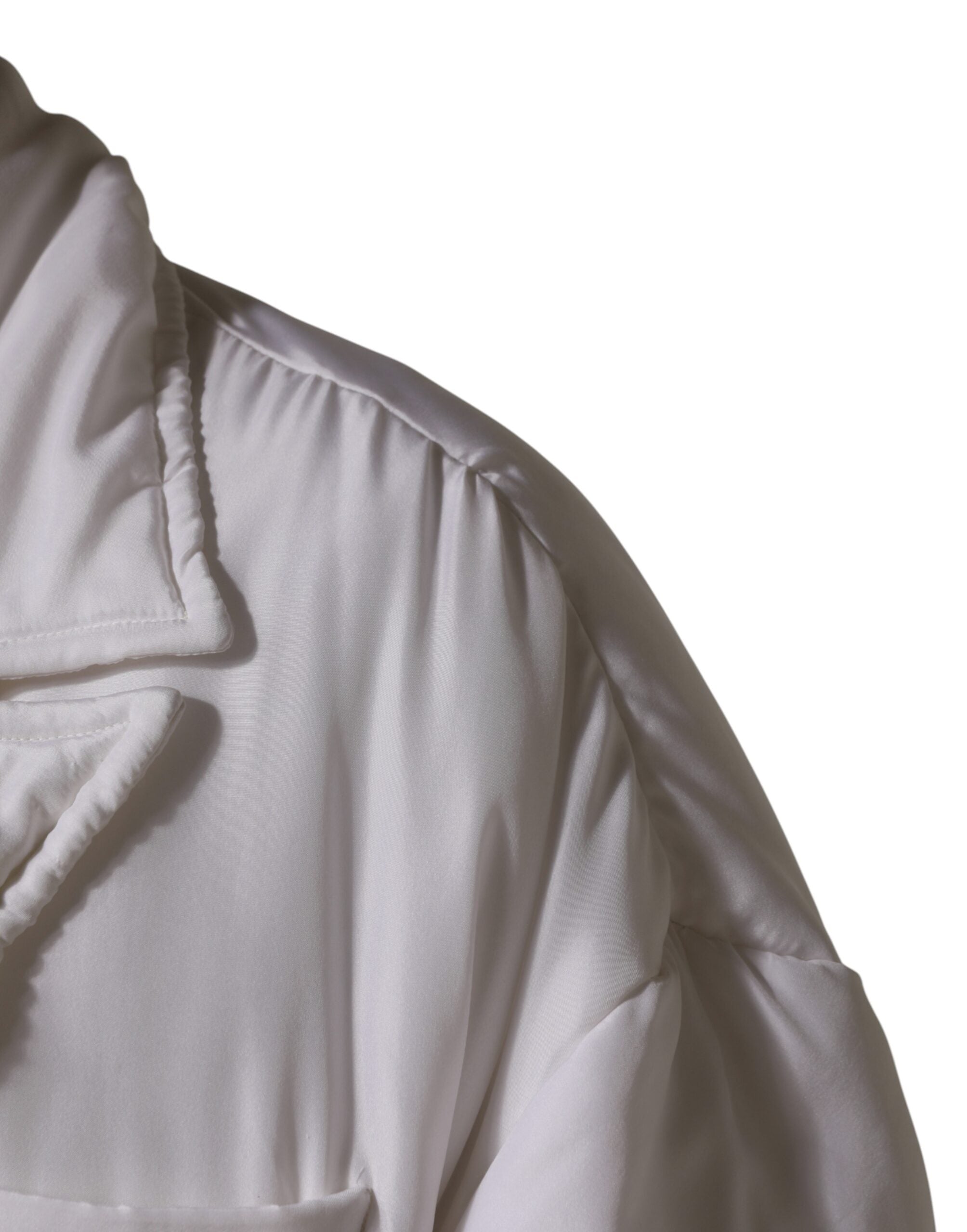 Manteau homme Dolce & Gabbana blanc en soie rembourrée, parka élégante avec capuche et fermeture éclair.