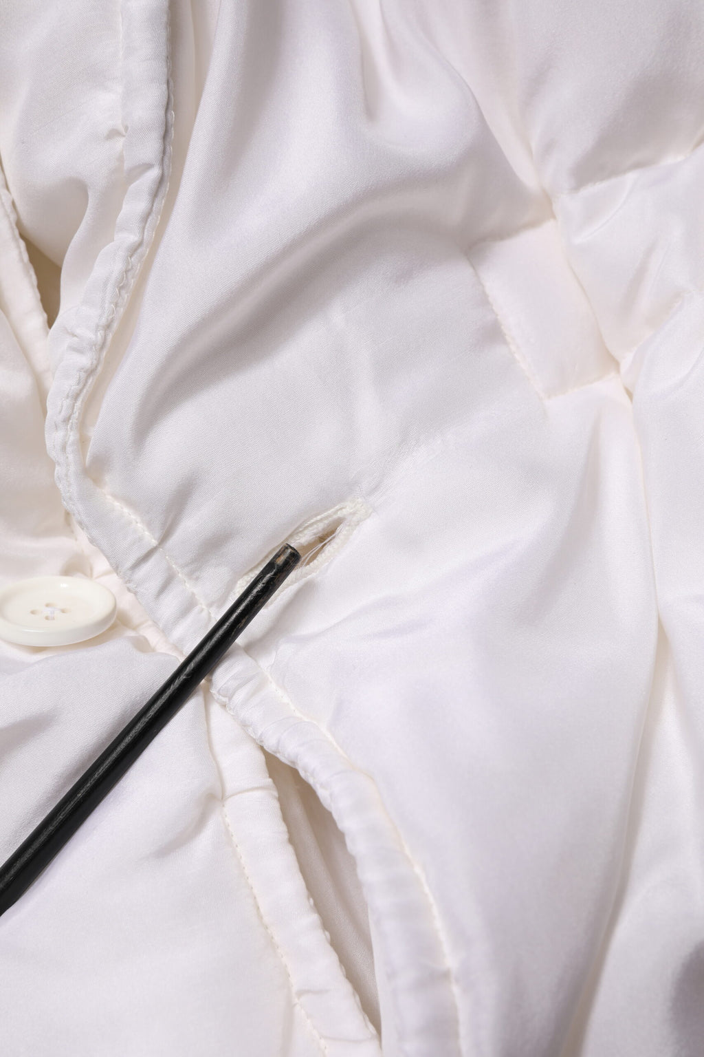 Parka pour homme Dolce & Gabbana en soie blanche, veste matelassée élégante avec capuche et fermeture éclair.