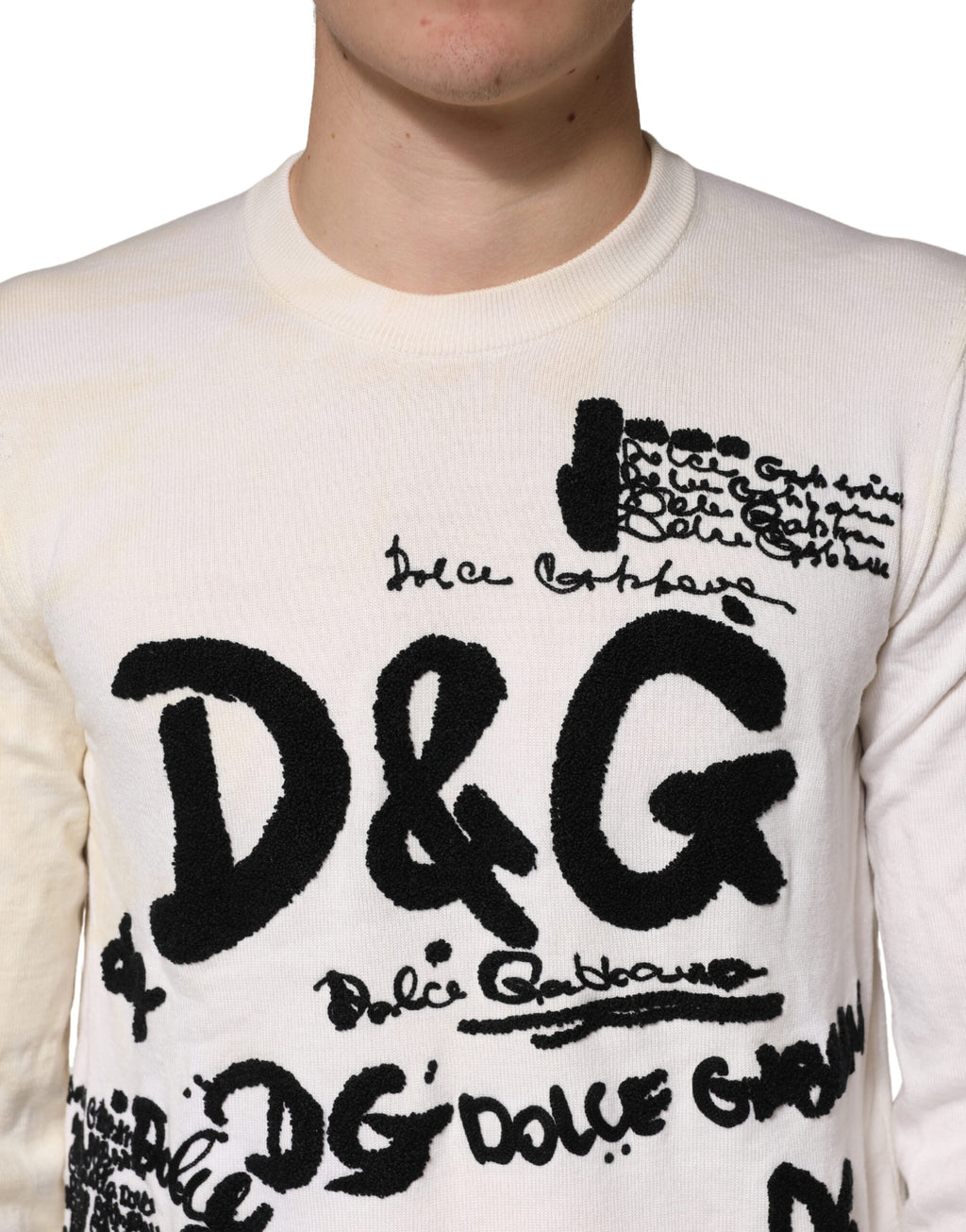 Pull blanc Dolce & Gabbana en laine vierge avec logo graphique, col ras du cou et design moderne visible sur l'image.