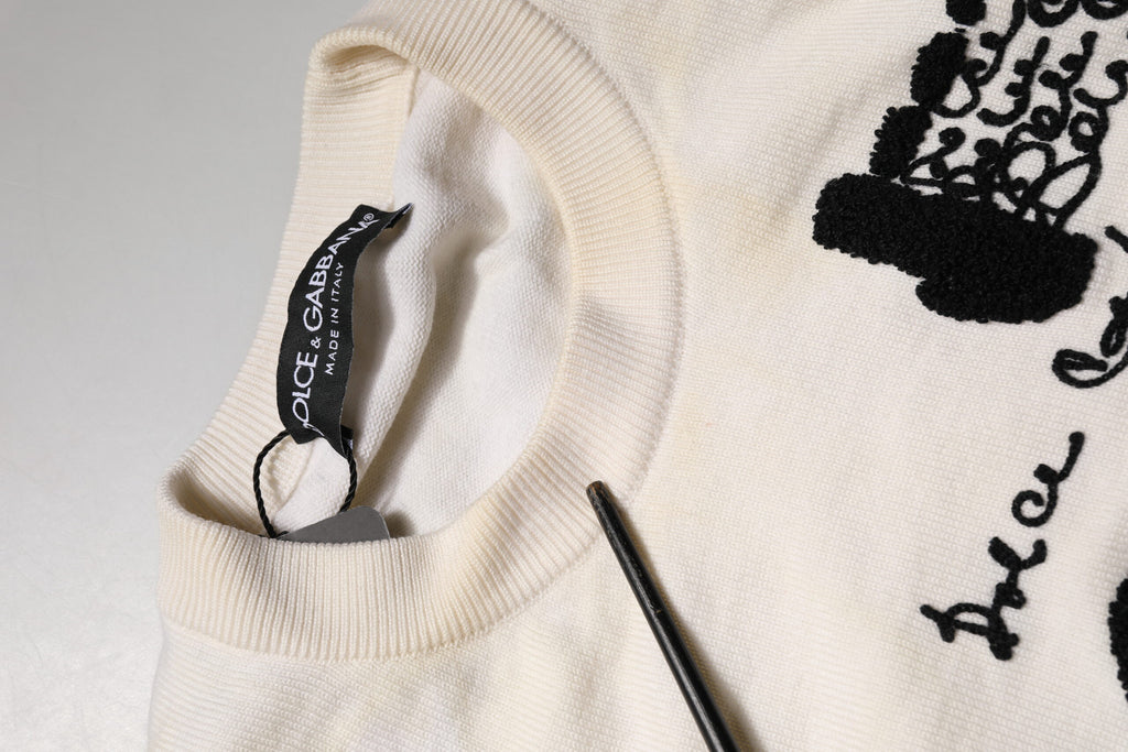 Pull blanc en laine vierge Dolce & Gabbana avec logo graphique sur le col, style décontracté et élégant.