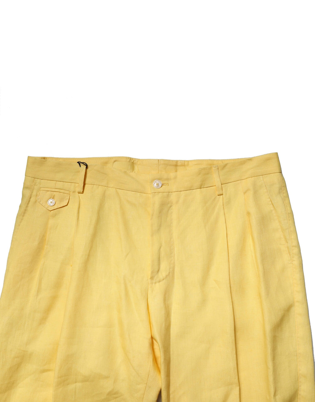 Pantalon homme Dolce & Gabbana jaune en lin, coupe tapered, élégant et léger, porté avec une chemise blanche.