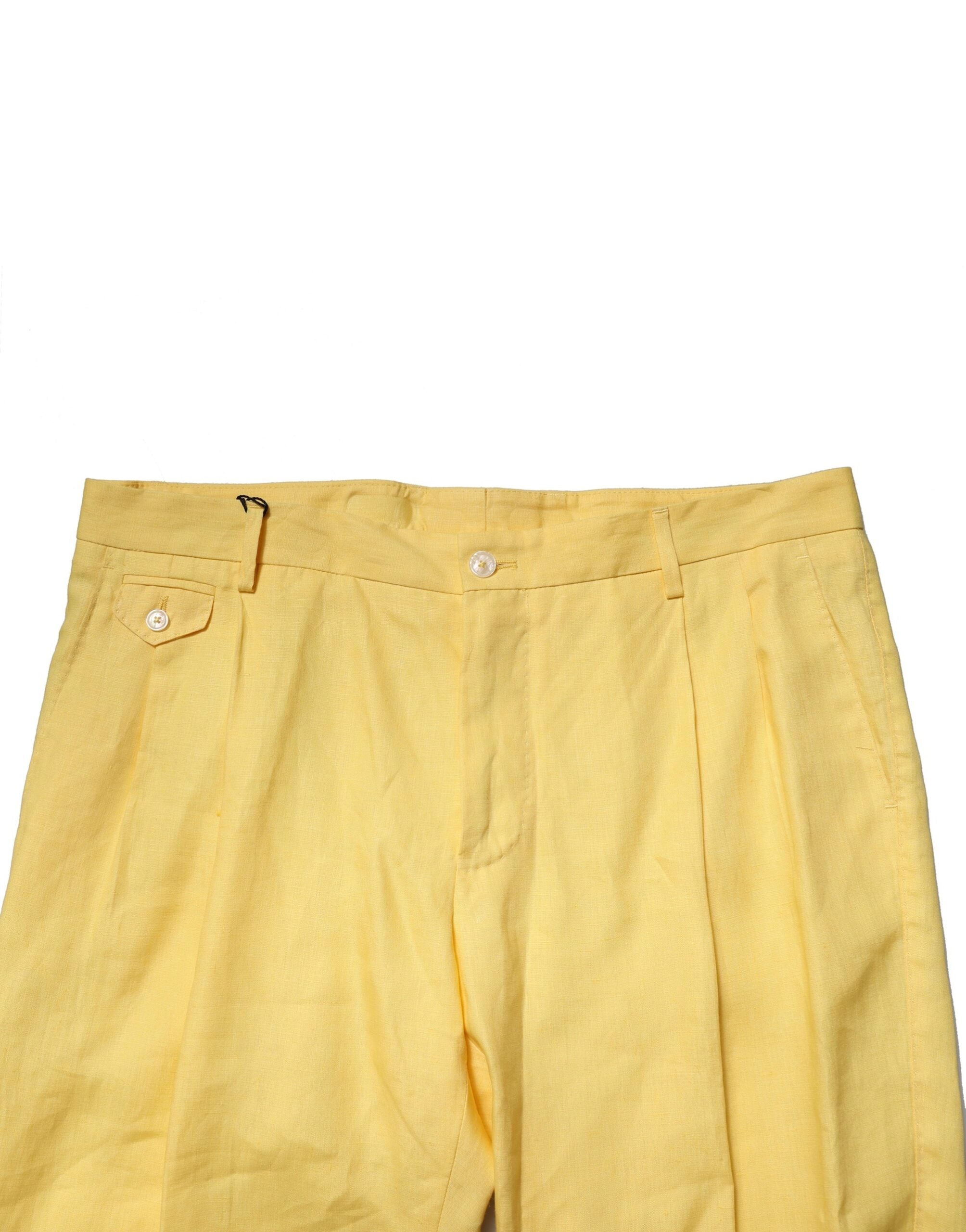 Pantalon homme Dolce & Gabbana jaune en lin, coupe tapered, élégant et léger, porté avec une chemise blanche.