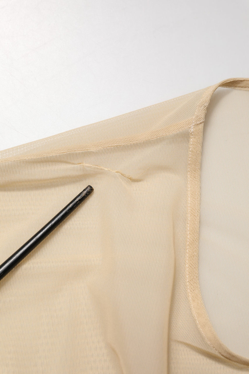 T-shirt sans manches beige Dolce & Gabbana à col rond en maille transparente, style décontracté et élégant.