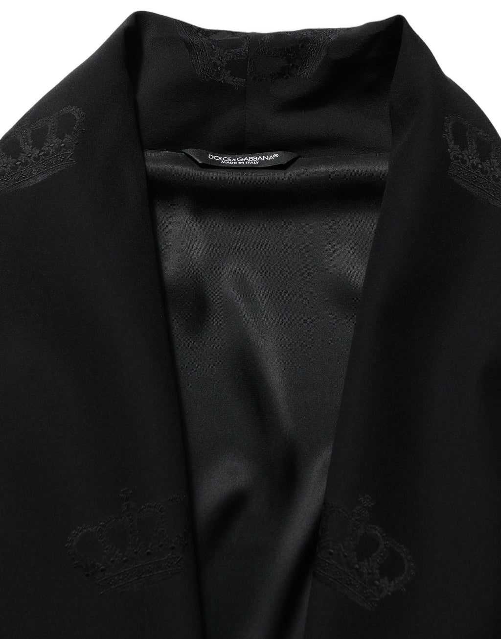 Robe homme Dolce & Gabbana en soie noire, coupe kimono, vêtement élégant avec ceinture, vue de face.