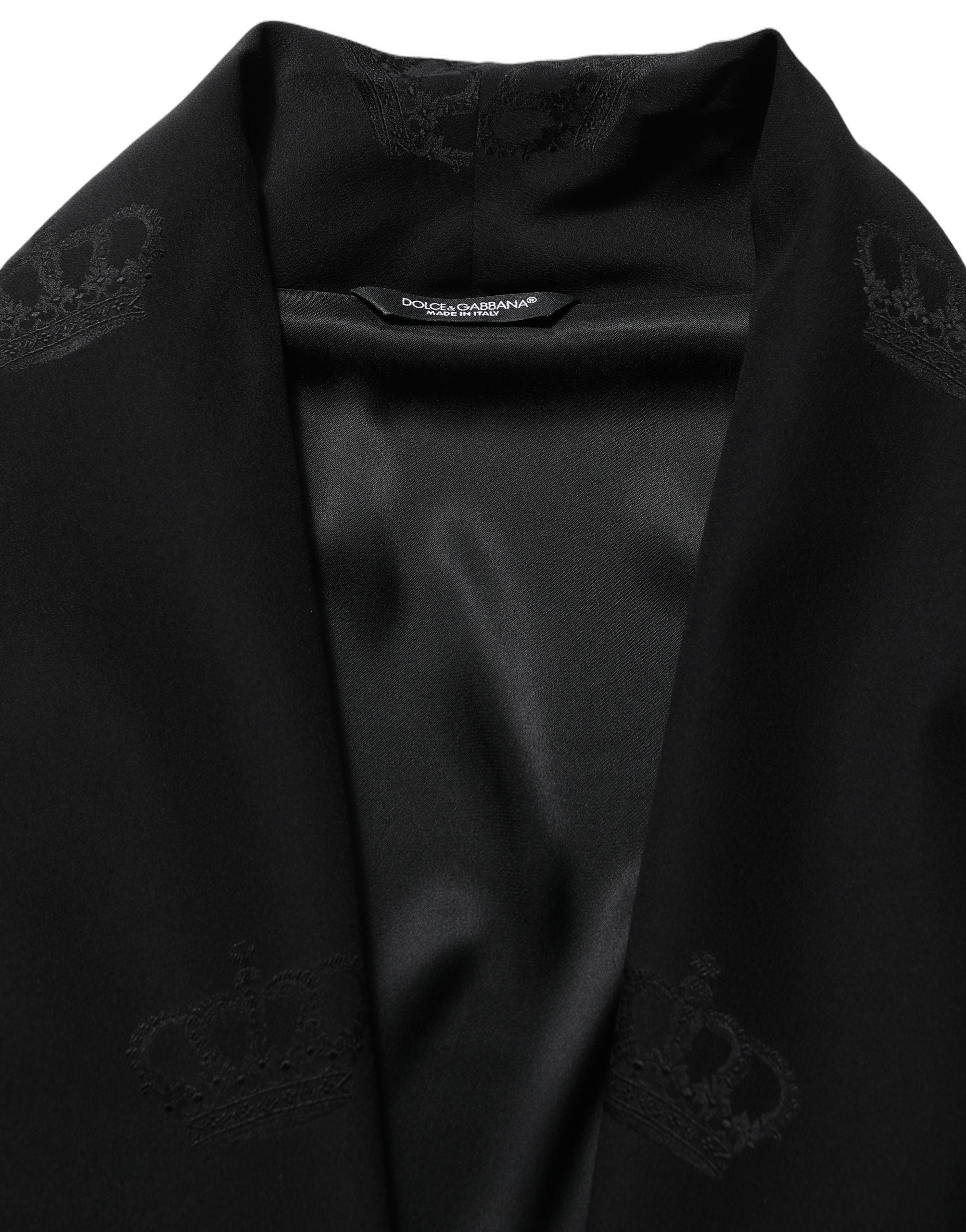 Robe homme Dolce & Gabbana en soie noire, coupe kimono, vêtement élégant avec ceinture, vue de face.