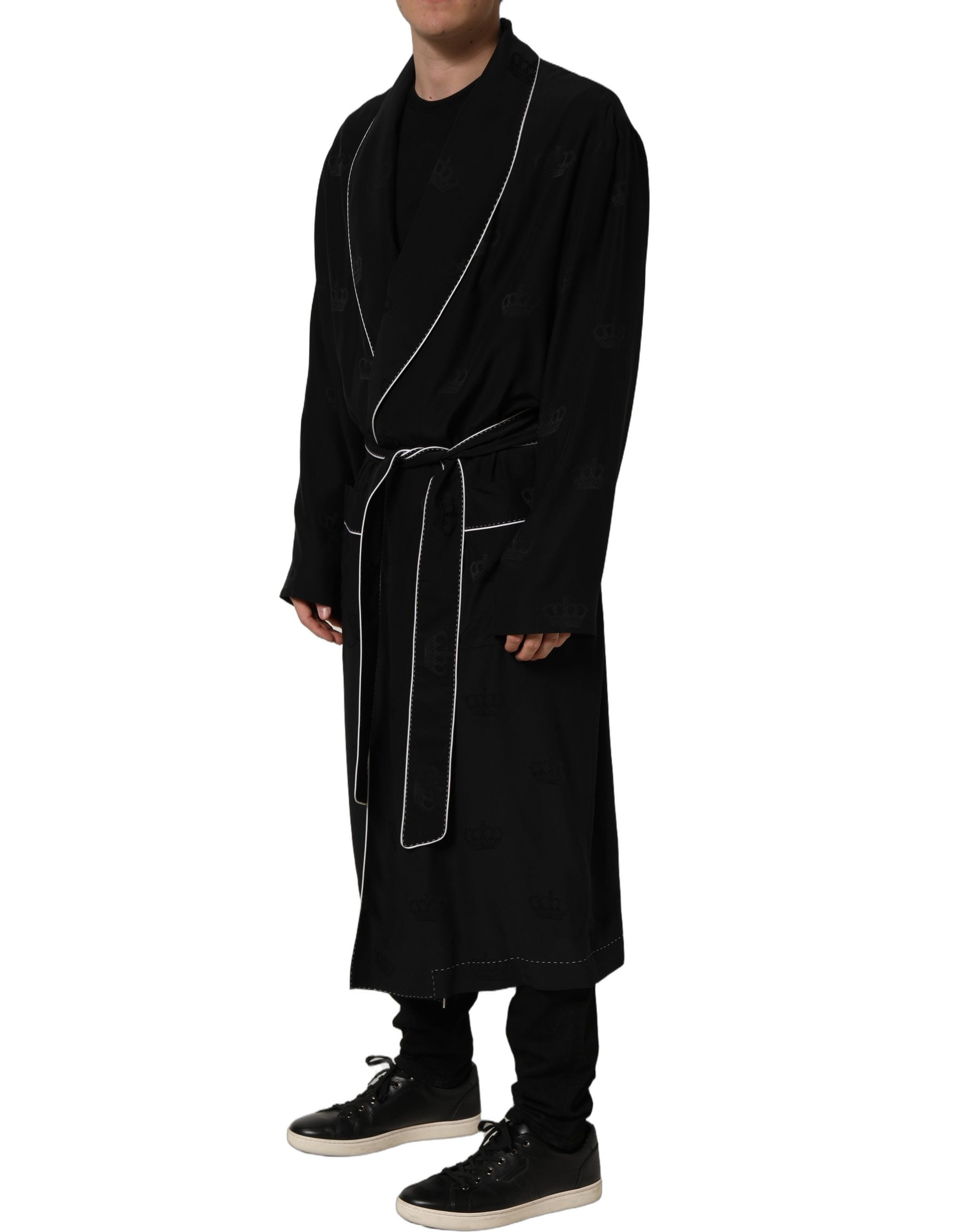 Robe homme Dolce & Gabbana en soie noire, style peignoir ou manteau croisé, élégante et sophistiquée.