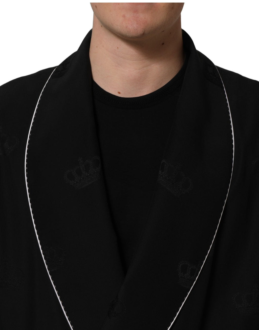 Robe homme Dolce & Gabbana en soie noire, élégante veste de robe enveloppante en satin de 100 % silk.