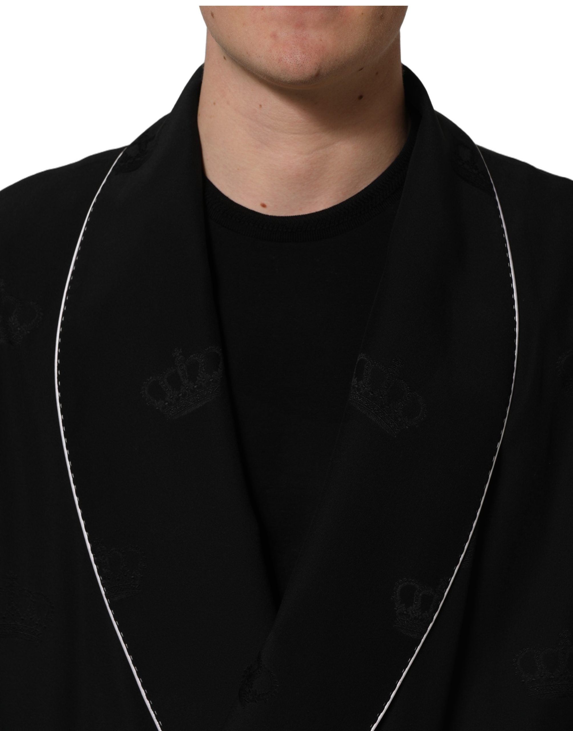 Robe homme Dolce & Gabbana en soie noire, élégante veste de robe enveloppante en satin de 100 % silk.